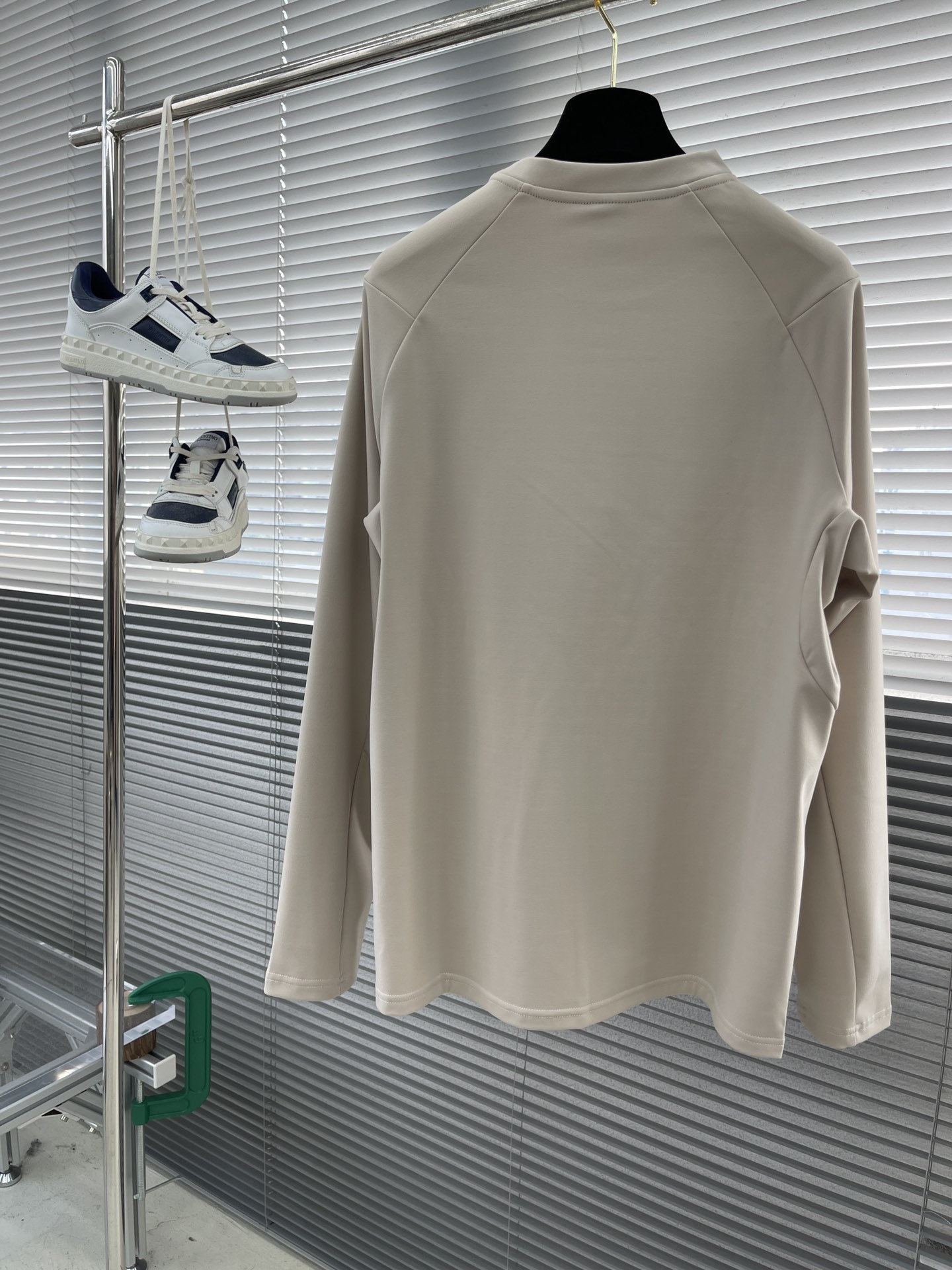 -迪桑特 TRAINING系列综训训练运动健身男士长袖针织衫基础款长袖针织衫。采用质感涤纶加绒面料，面料