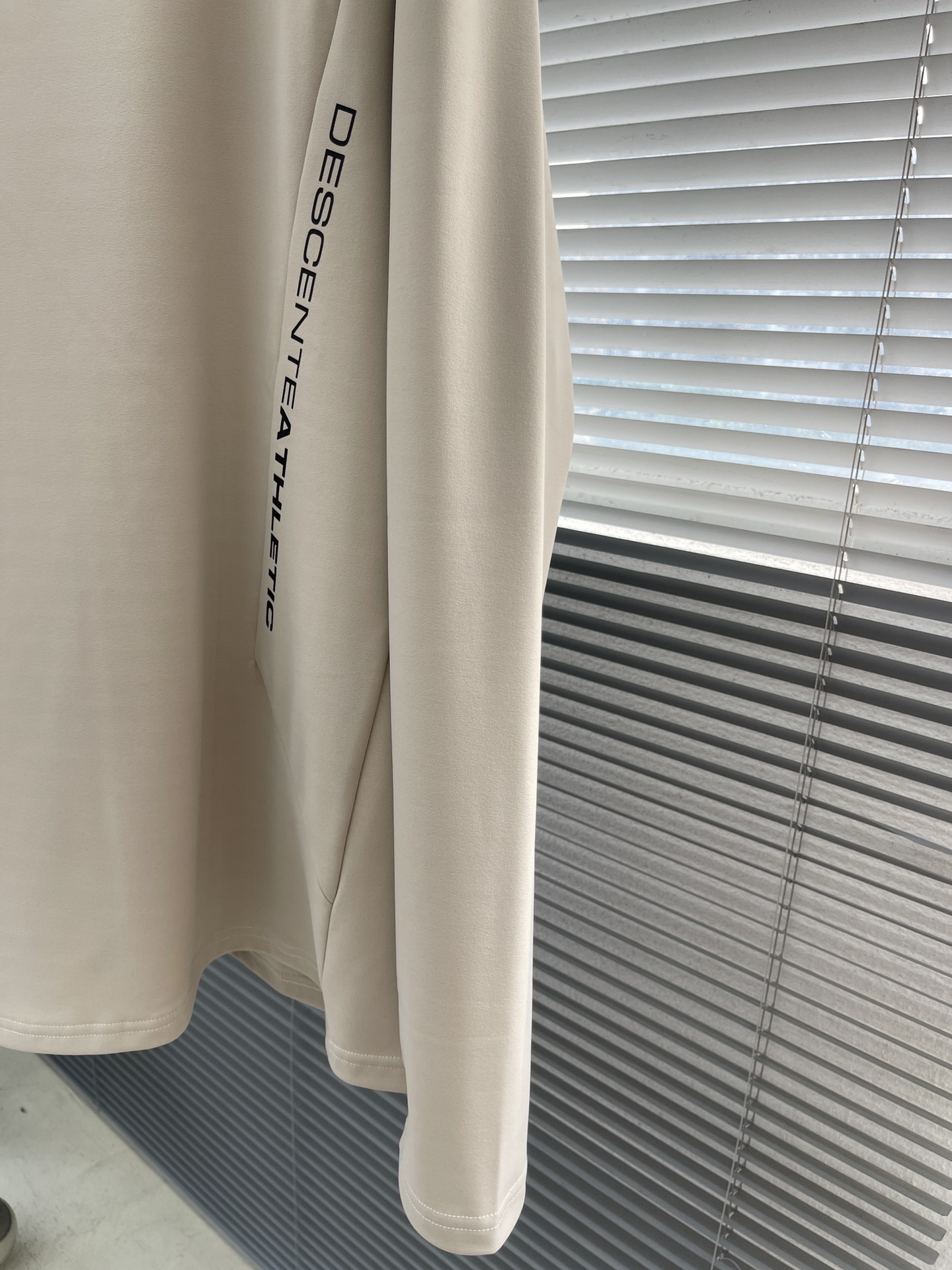 -迪桑特 TRAINING系列综训训练运动健身男士长袖针织衫基础款长袖针织衫。采用质感涤纶加绒面料，面料