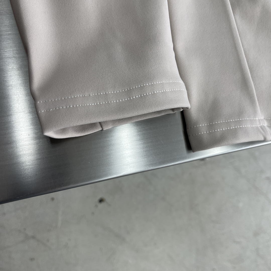 -迪桑特 TRAINING系列综训训练运动健身男士长袖针织衫基础款长袖针织衫。采用质感涤纶加绒面料，面料