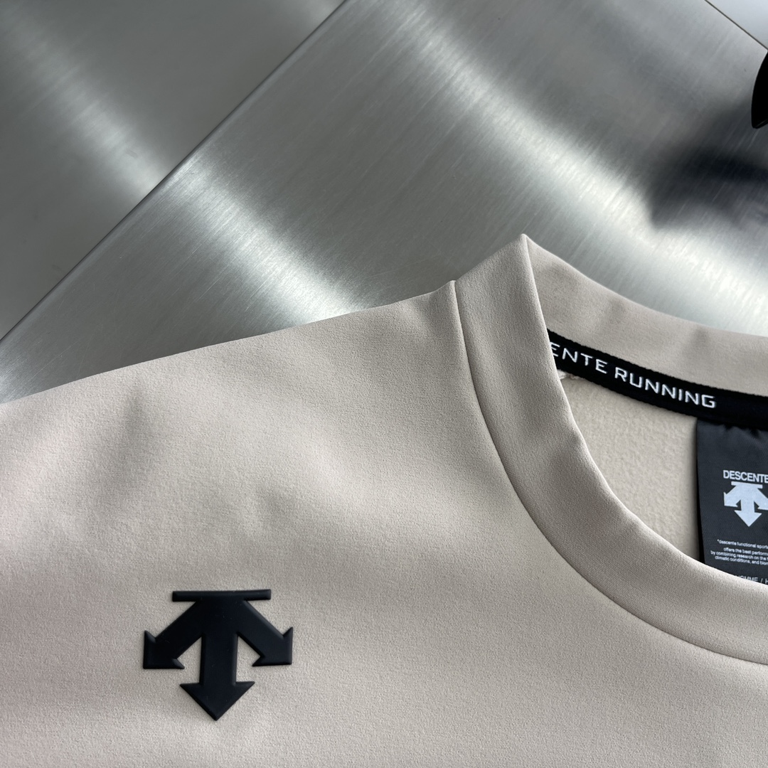 -迪桑特 TRAINING系列综训训练运动健身男士长袖针织衫基础款长袖针织衫。采用质感涤纶加绒面料，面料