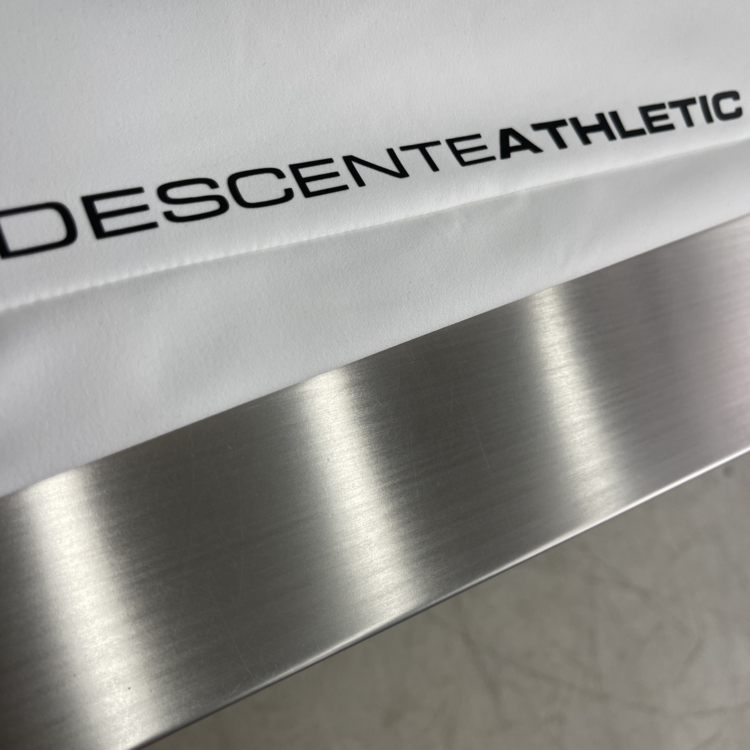 -迪桑特 TRAINING系列综训训练运动健身男士长袖针织衫基础款长袖针织衫。采用质感涤纶加绒面料，面料