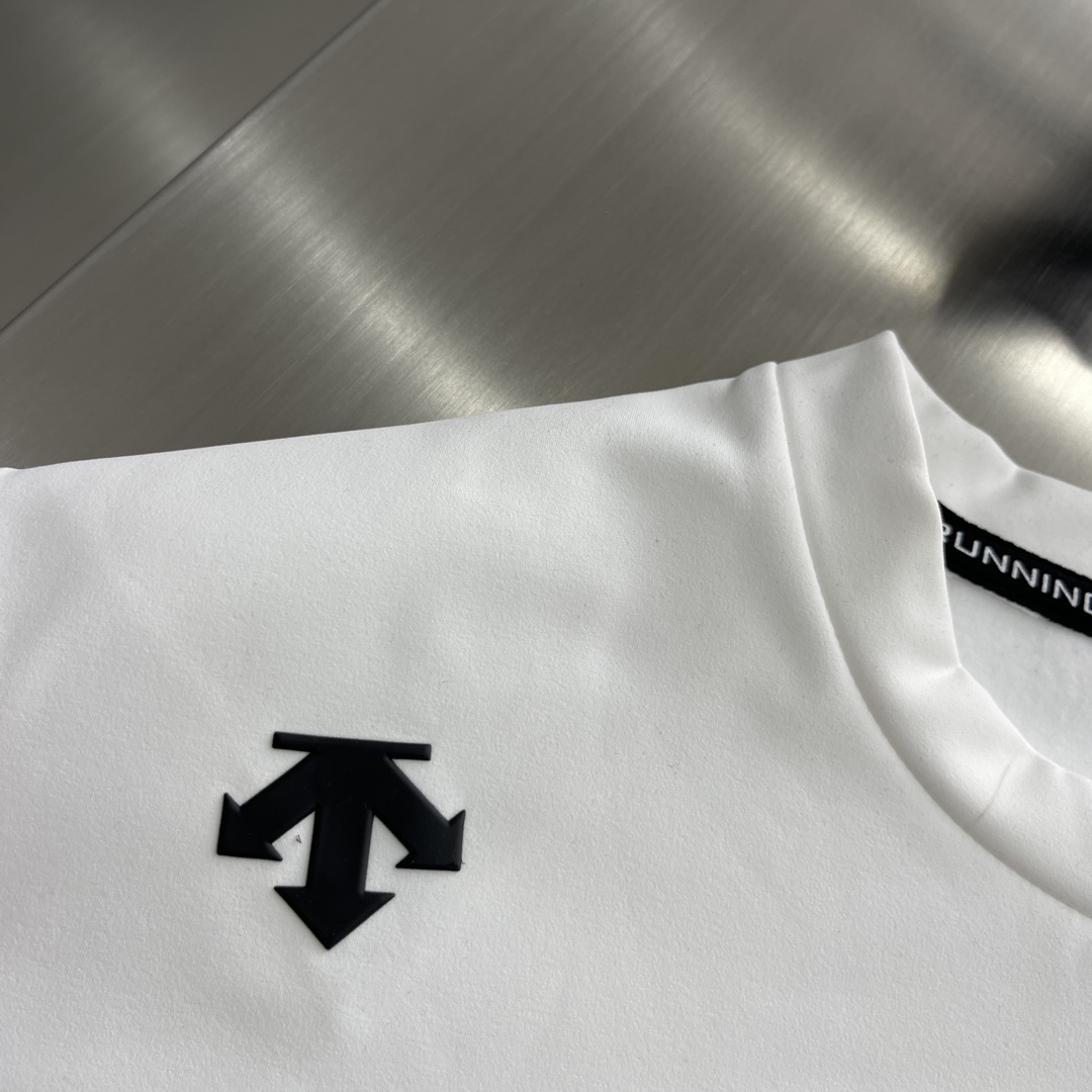 -迪桑特 TRAINING系列综训训练运动健身男士长袖针织衫基础款长袖针织衫。采用质感涤纶加绒面料，面料