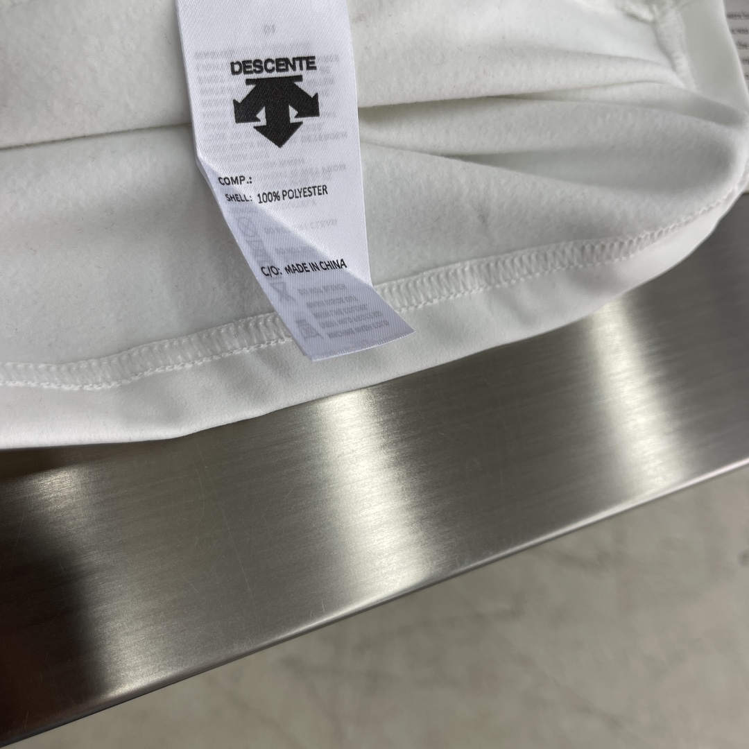 -迪桑特 TRAINING系列综训训练运动健身男士长袖针织衫基础款长袖针织衫。采用质感涤纶加绒面料，面料