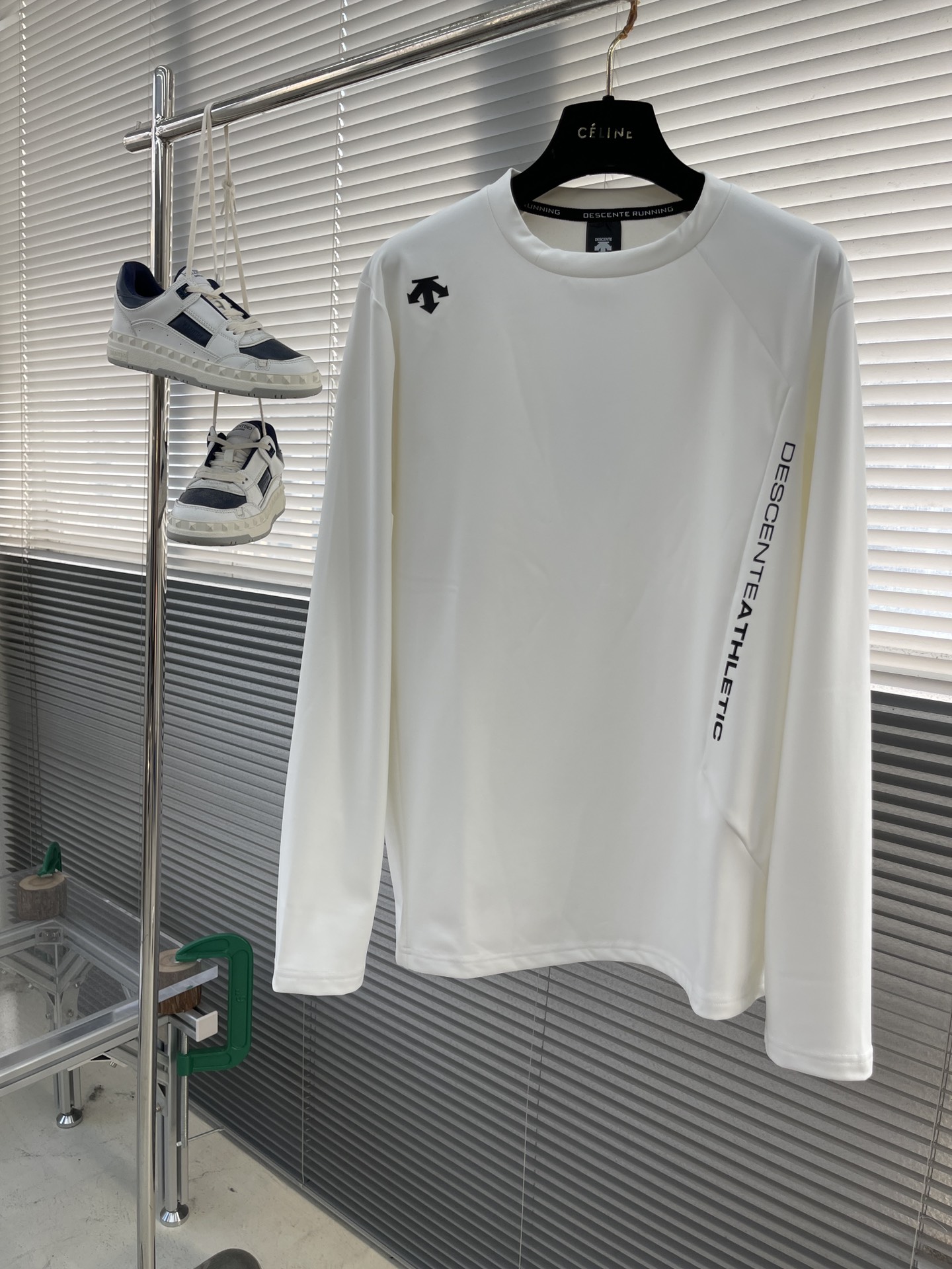 -迪桑特 TRAINING系列综训训练运动健身男士长袖针织衫基础款长袖针织衫。采用质感涤纶加绒面料，面料