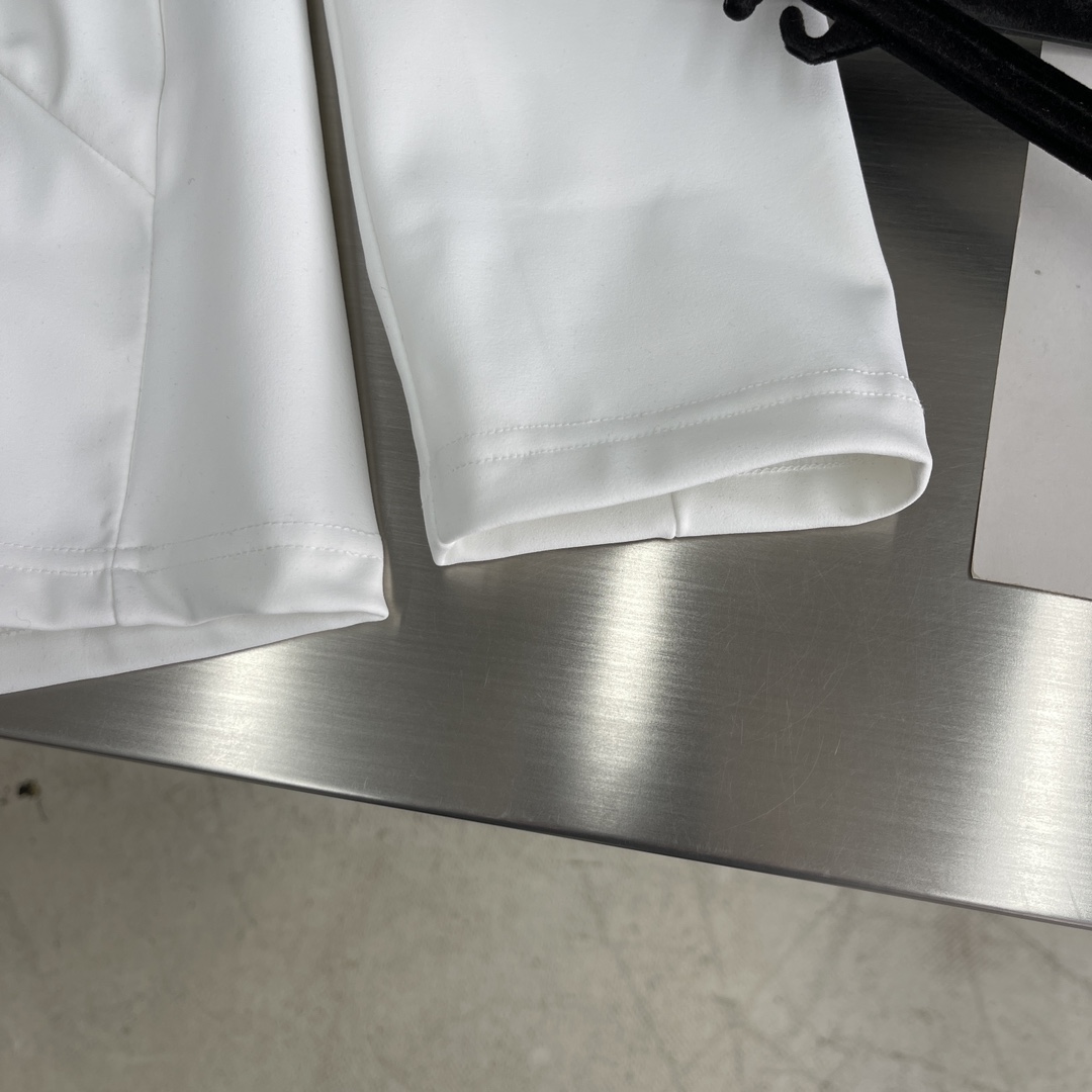 -迪桑特 TRAINING系列综训训练运动健身男士长袖针织衫基础款长袖针织衫。采用质感涤纶加绒面料，面料