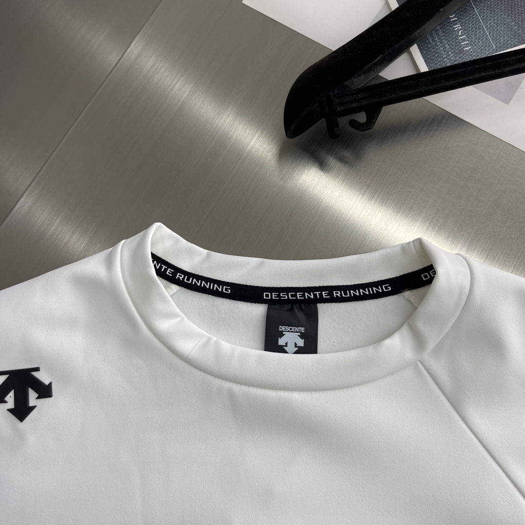 -迪桑特 TRAINING系列综训训练运动健身男士长袖针织衫基础款长袖针织衫。采用质感涤纶加绒面料，面料