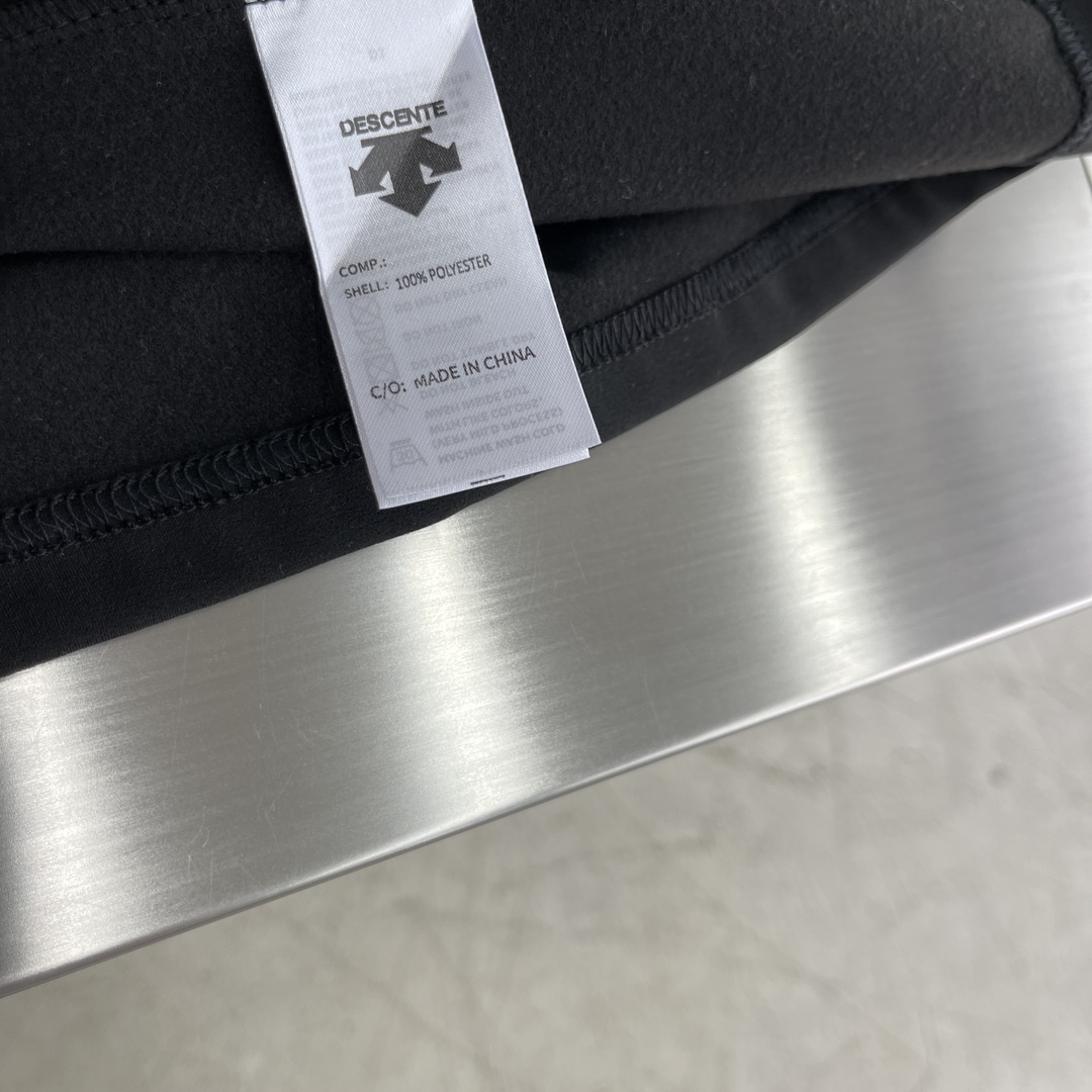 -迪桑特 TRAINING系列综训训练运动健身男士长袖针织衫基础款长袖针织衫。采用质感涤纶加绒面料，面料