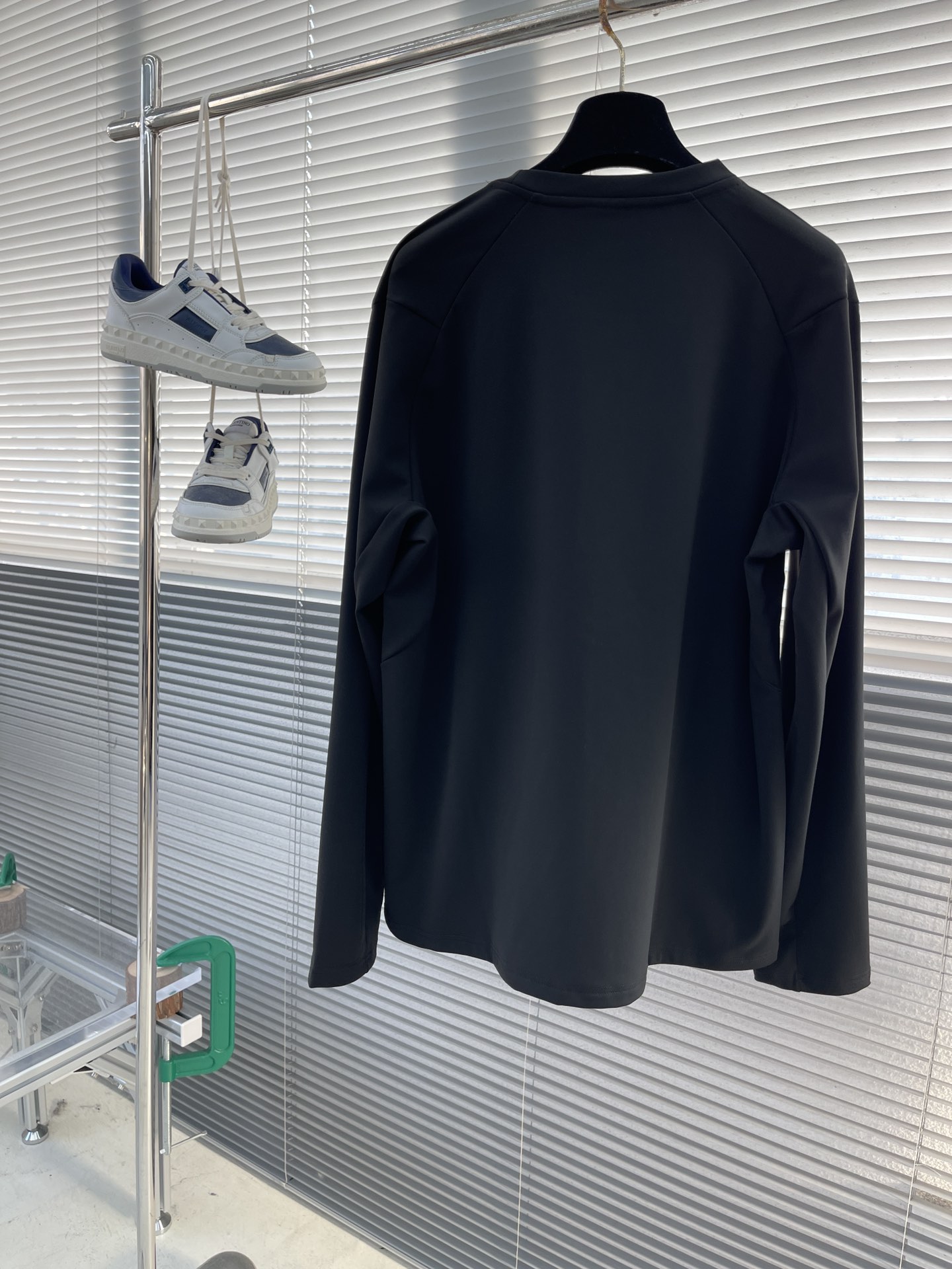 -迪桑特 TRAINING系列综训训练运动健身男士长袖针织衫基础款长袖针织衫。采用质感涤纶加绒面料，面料