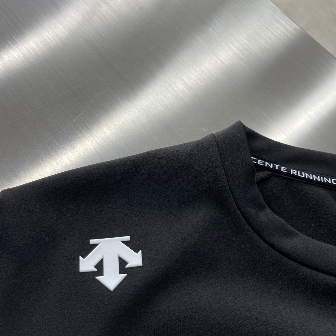 -迪桑特 TRAINING系列综训训练运动健身男士长袖针织衫基础款长袖针织衫。采用质感涤纶加绒面料，面料