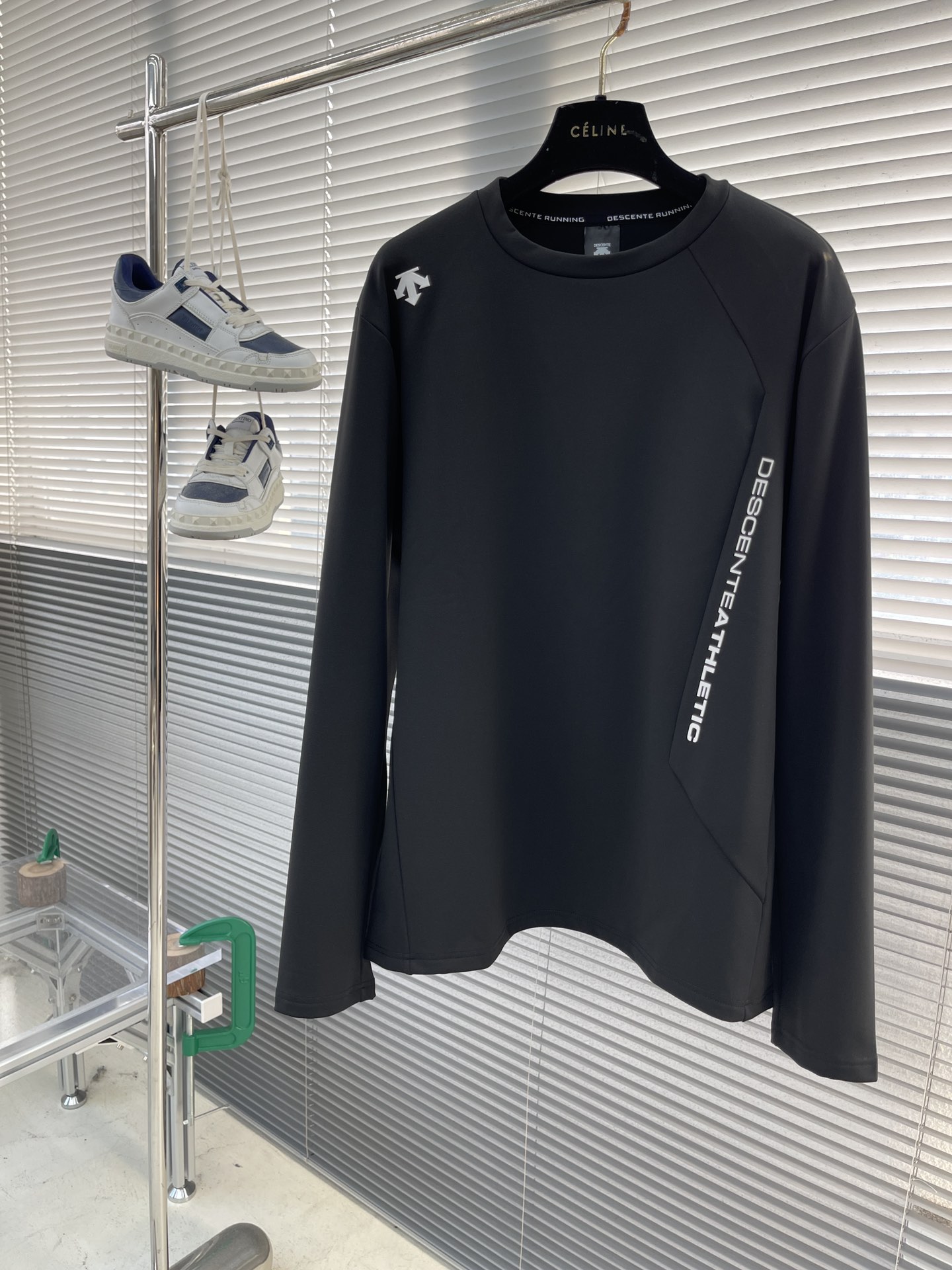 -迪桑特 TRAINING系列综训训练运动健身男士长袖针织衫基础款长袖针织衫。采用质感涤纶加绒面料，面料