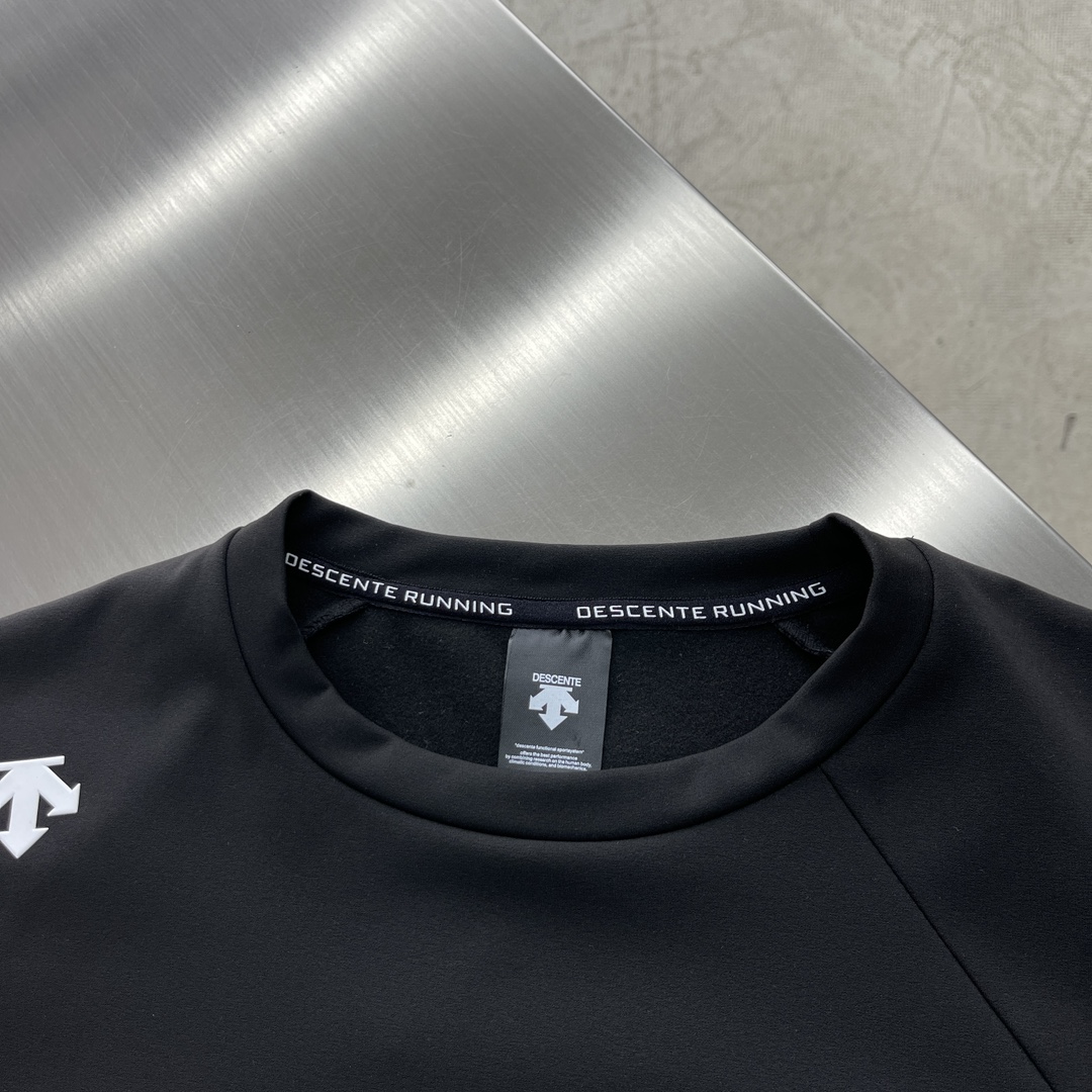 -迪桑特 TRAINING系列综训训练运动健身男士长袖针织衫基础款长袖针织衫。采用质感涤纶加绒面料，面料