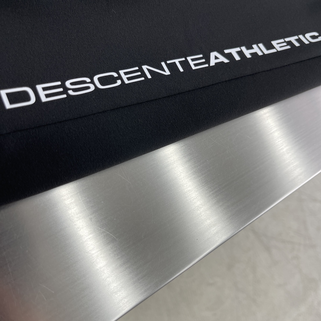 -迪桑特 TRAINING系列综训训练运动健身男士长袖针织衫基础款长袖针织衫。采用质感涤纶加绒面料，面料