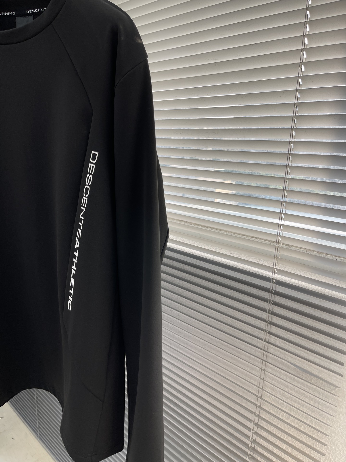 -迪桑特 TRAINING系列综训训练运动健身男士长袖针织衫基础款长袖针织衫。采用质感涤纶加绒面料，面料