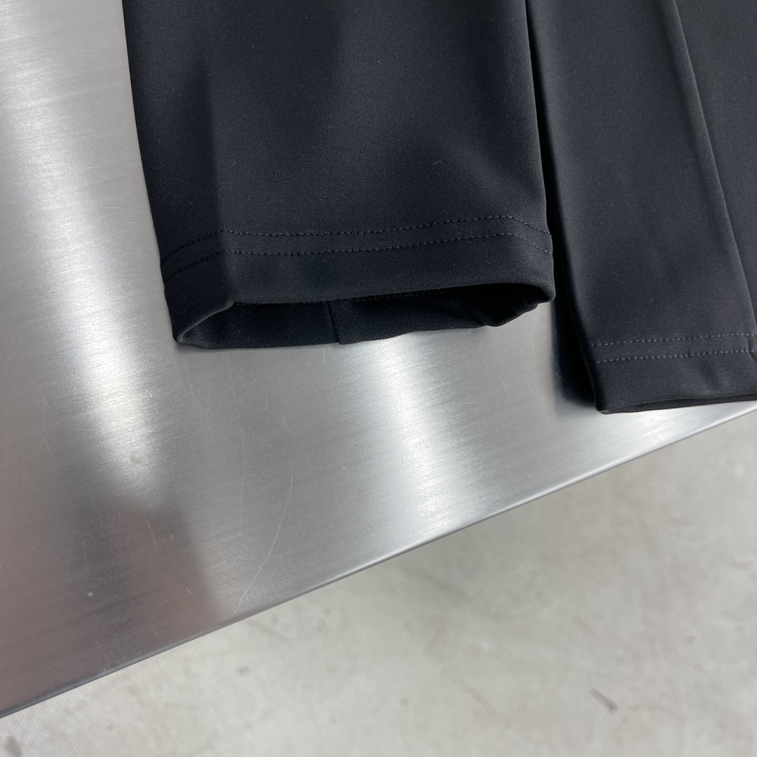 -迪桑特 TRAINING系列综训训练运动健身男士长袖针织衫基础款长袖针织衫。采用质感涤纶加绒面料，面料