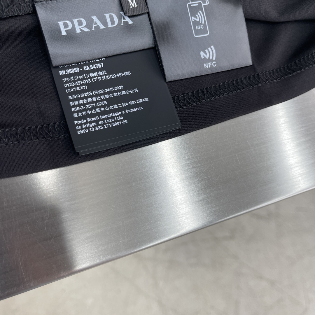 -PRAD 三角标口袋Polo衫定制丝光罗缎布 光滑细腻 舒适贴肤 标志性三角形徽标点缀胸前 彰显品牌的