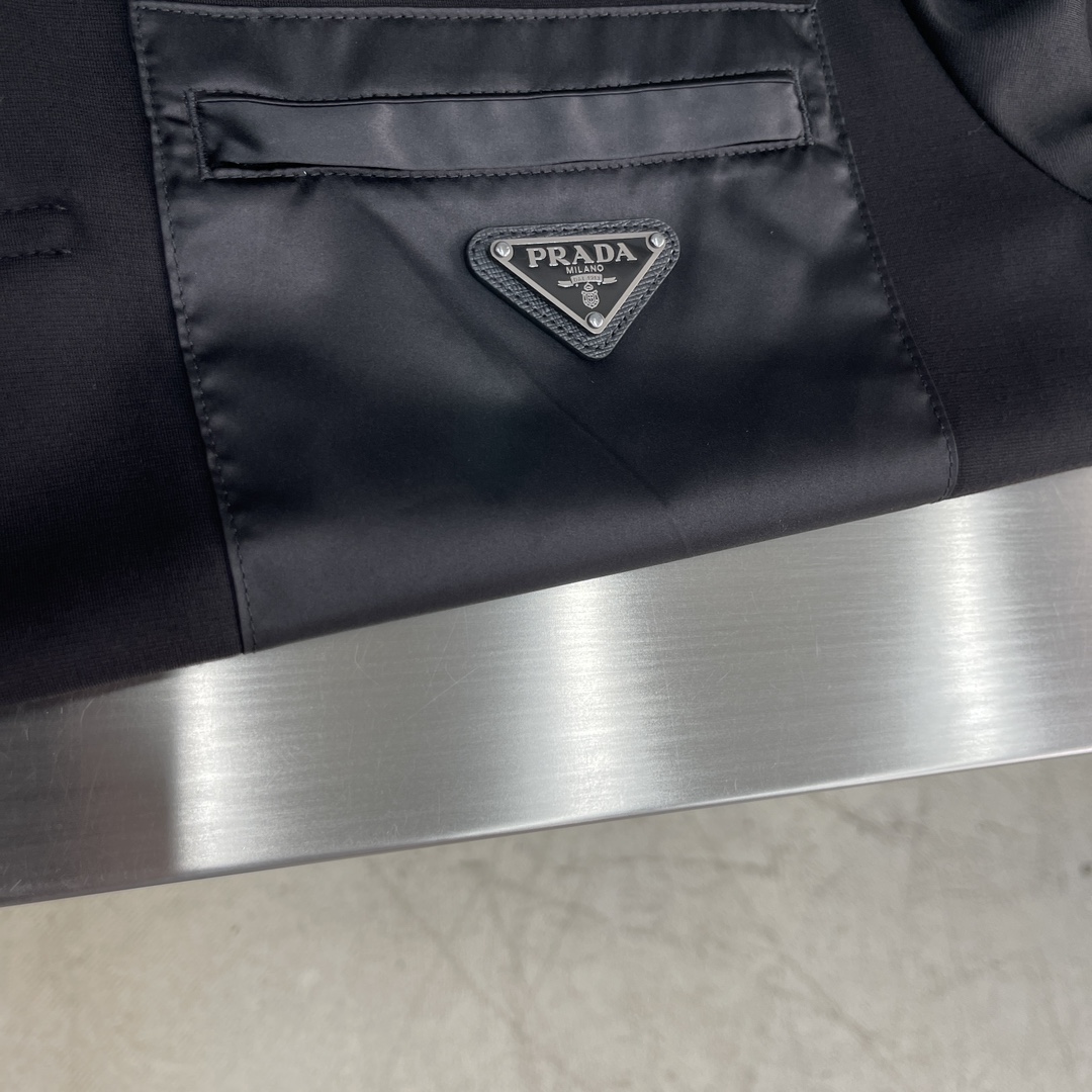 -PRAD 三角标口袋Polo衫定制丝光罗缎布 光滑细腻 舒适贴肤 标志性三角形徽标点缀胸前 彰显品牌的