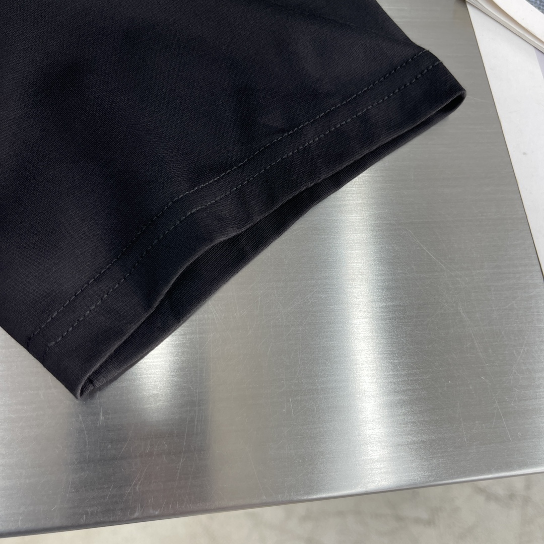 -PRAD 三角标口袋Polo衫定制丝光罗缎布 光滑细腻 舒适贴肤 标志性三角形徽标点缀胸前 彰显品牌的