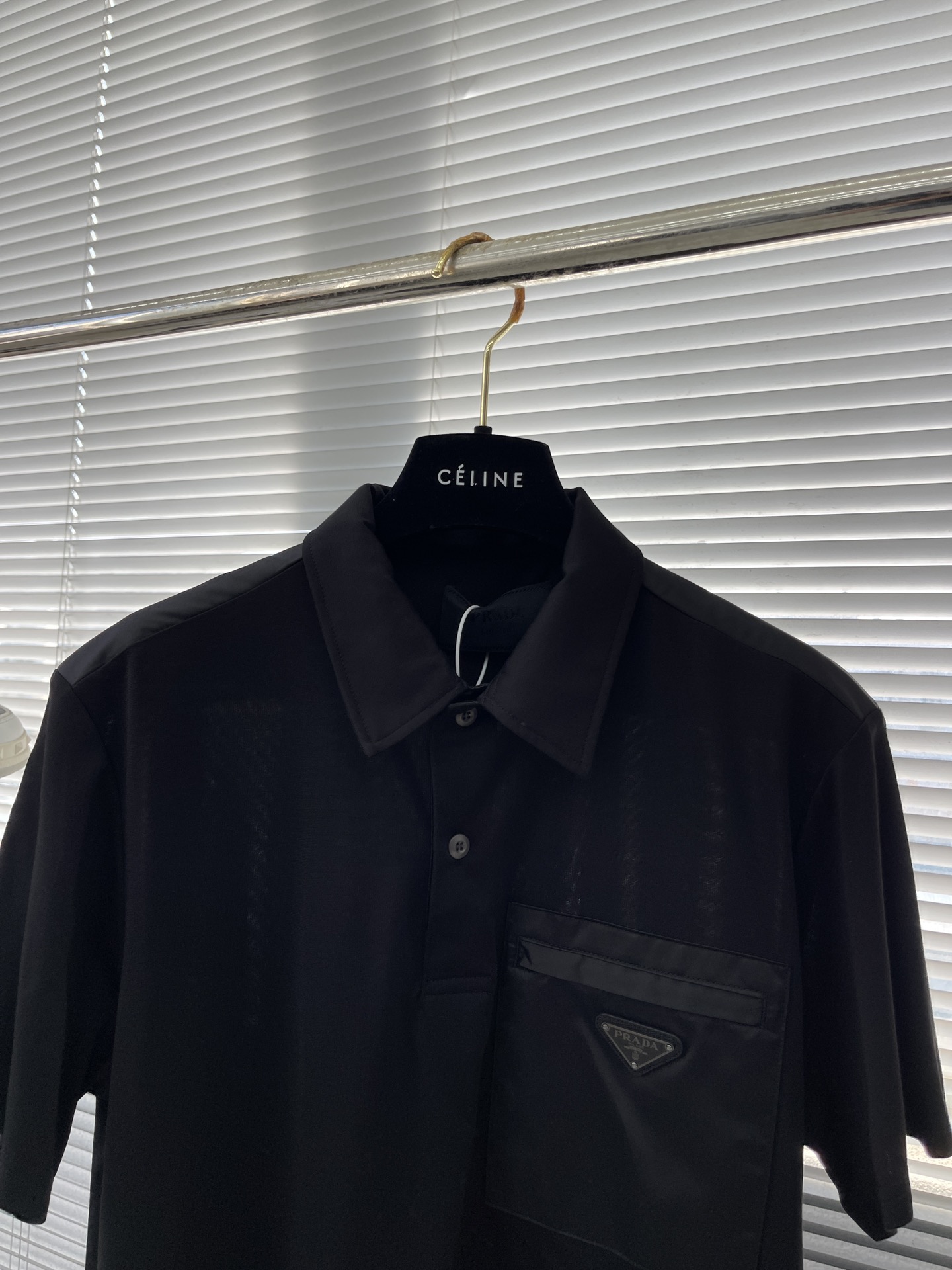 -PRAD 三角标口袋Polo衫定制丝光罗缎布 光滑细腻 舒适贴肤 标志性三角形徽标点缀胸前 彰显品牌的