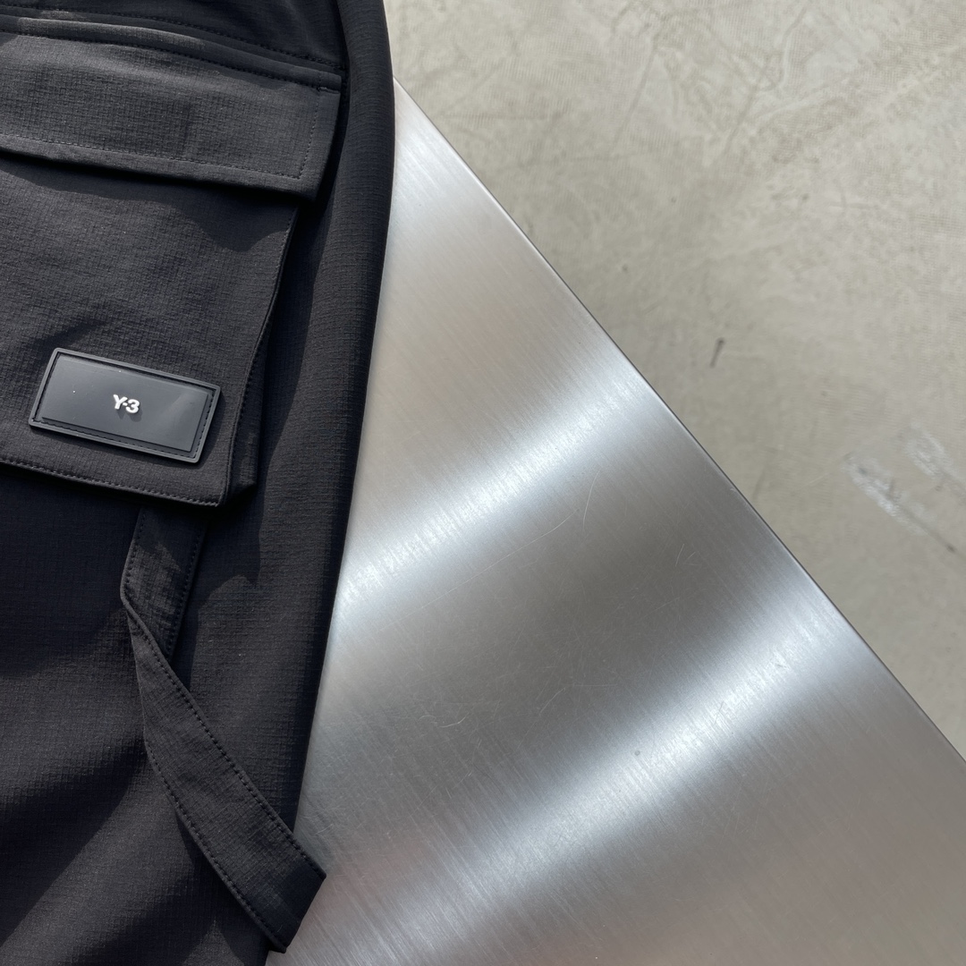 -Y-3 25早秋新款休闲卫裤，工装风！高级定制面料透气面料，细节无可挑剔，顶级辅料配备，原版logo设