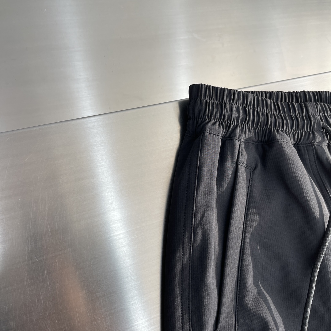 -Y-3 25早秋新款休闲卫裤，工装风！高级定制面料透气面料，细节无可挑剔，顶级辅料配备，原版logo设