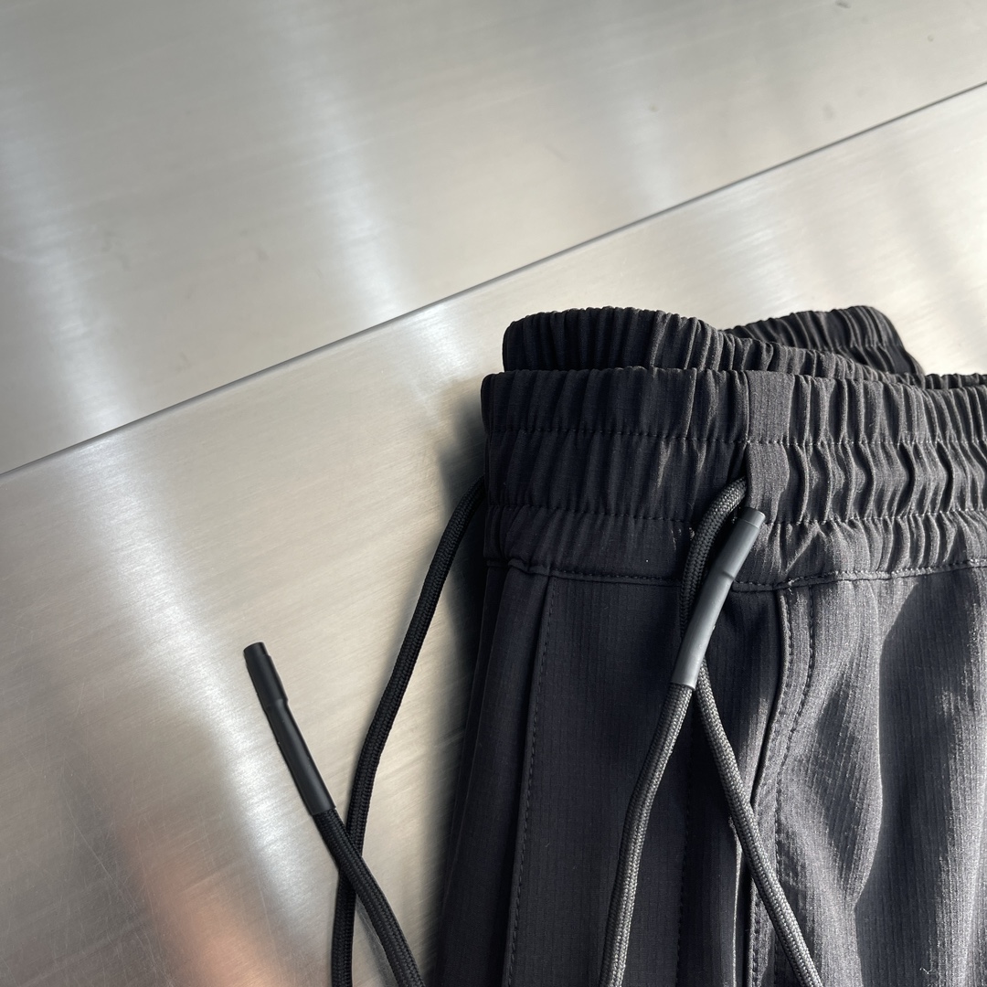 -Y-3 25早秋新款休闲卫裤，工装风！高级定制面料透气面料，细节无可挑剔，顶级辅料配备，原版logo设