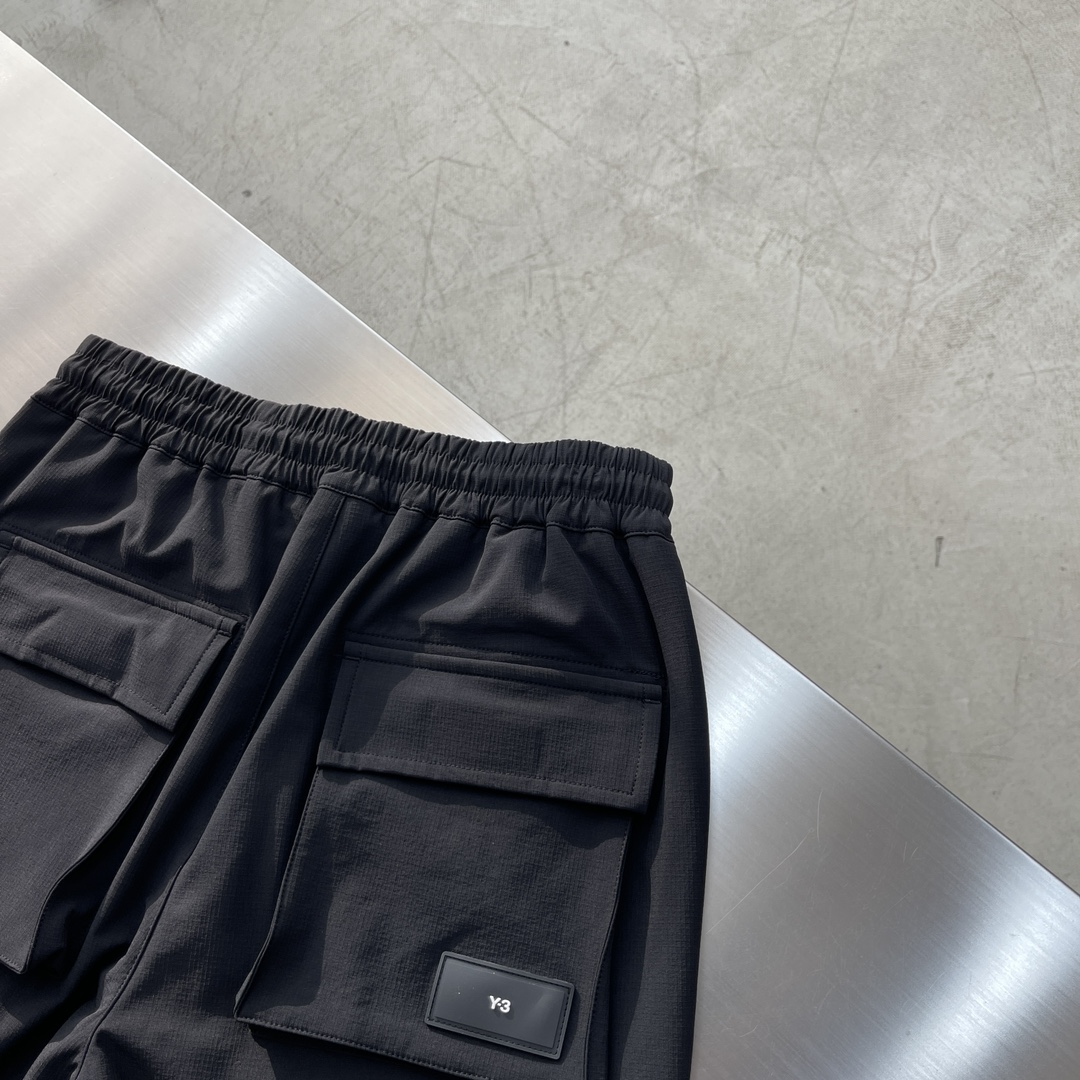 -Y-3 25早秋新款休闲卫裤，工装风！高级定制面料透气面料，细节无可挑剔，顶级辅料配备，原版logo设