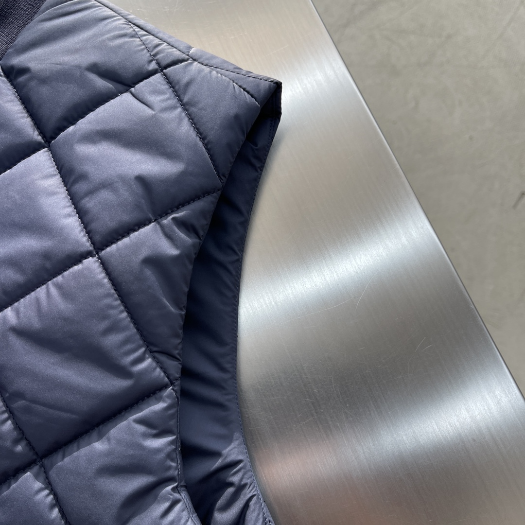 -Loro Piana 新款马甲，这款 AmPay马甲采用结合lP🆕 标志性 Wind 微纤维和Wish