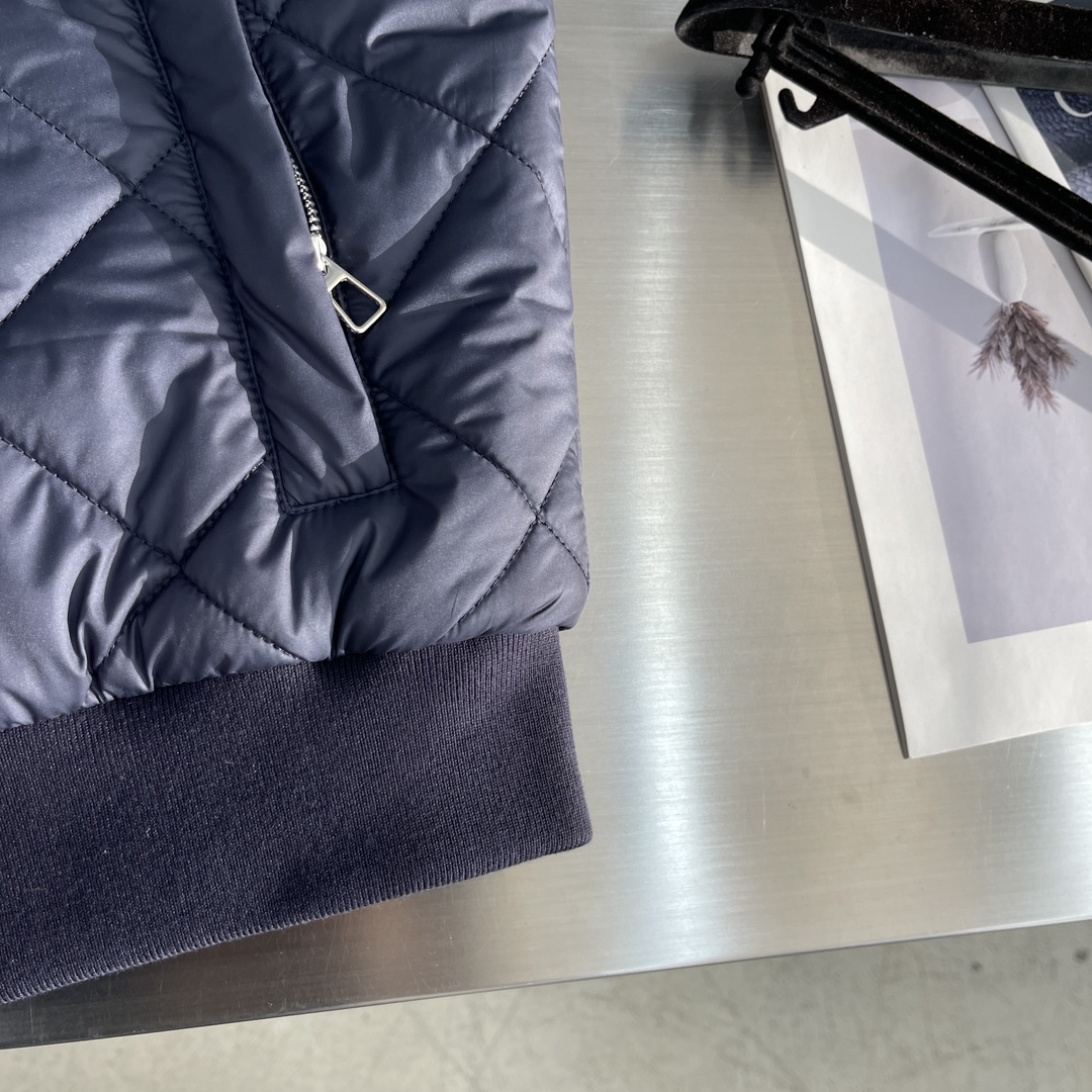 -Loro Piana 新款马甲，这款 AmPay马甲采用结合lP🆕 标志性 Wind 微纤维和Wish