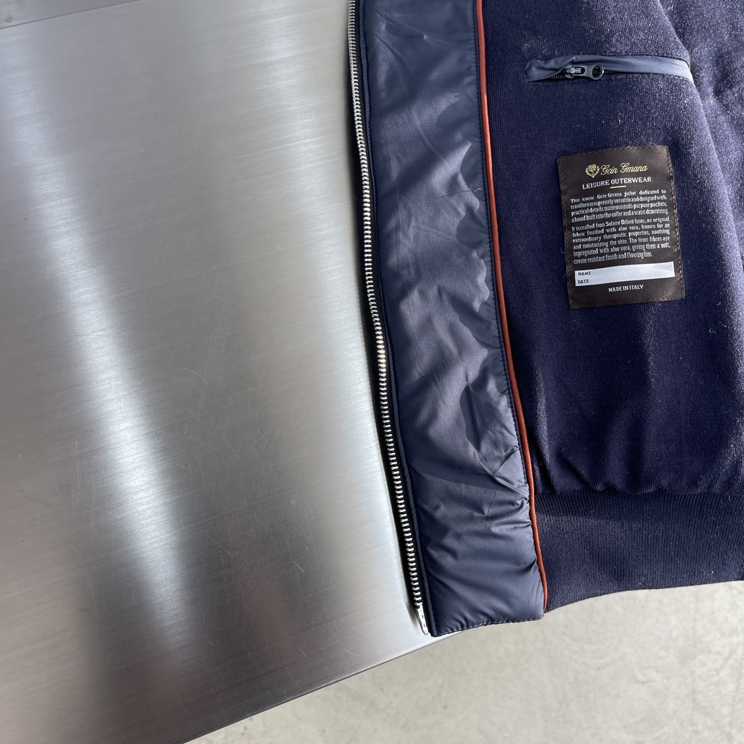 -Loro Piana 新款马甲，这款 AmPay马甲采用结合lP🆕 标志性 Wind 微纤维和Wish