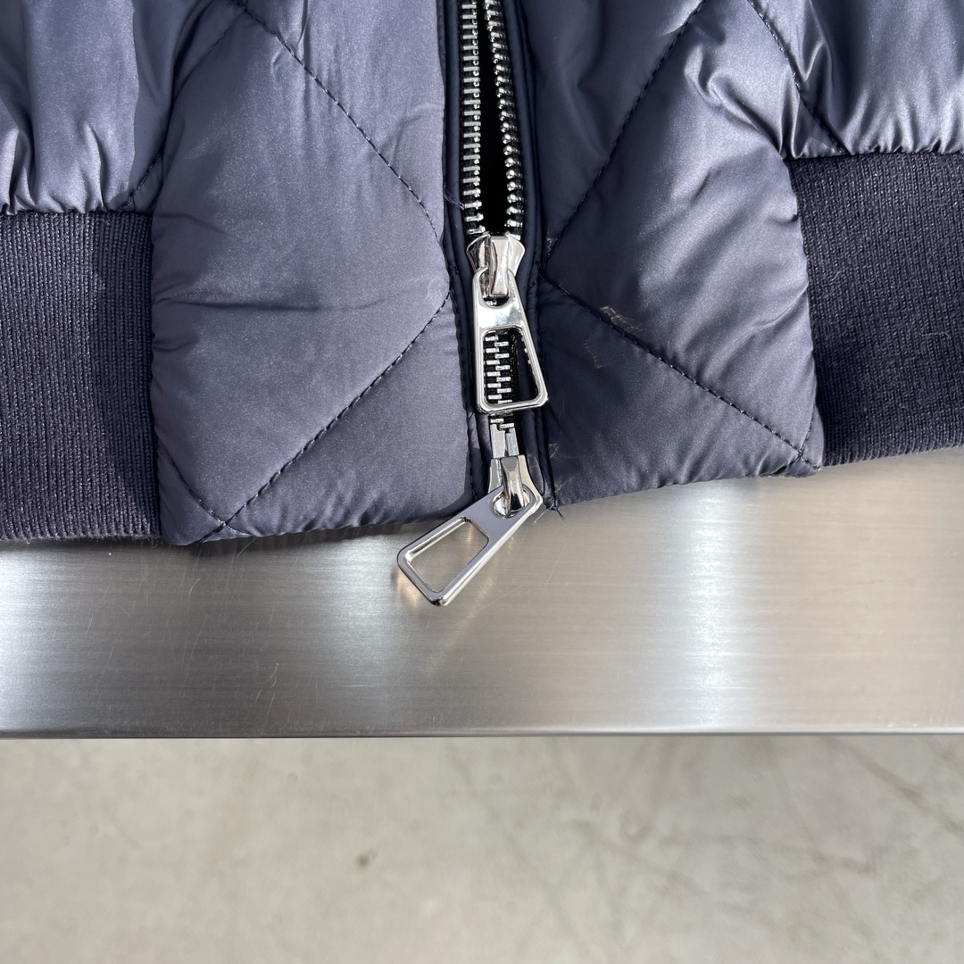 -Loro Piana 新款马甲，这款 AmPay马甲采用结合lP🆕 标志性 Wind 微纤维和Wish