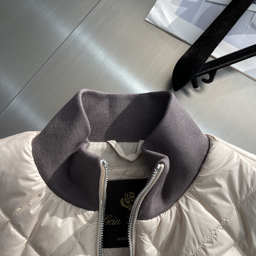 -Loro Piana 新款马甲，这款 AmPay马甲采用结合lP🆕 标志性 Wind 微纤维和Wish