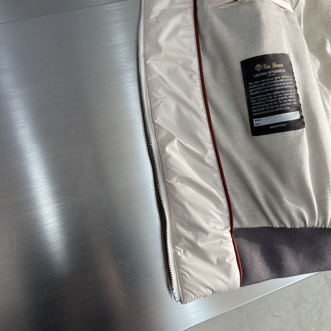 -Loro Piana 新款马甲，这款 AmPay马甲采用结合lP🆕 标志性 Wind 微纤维和Wish