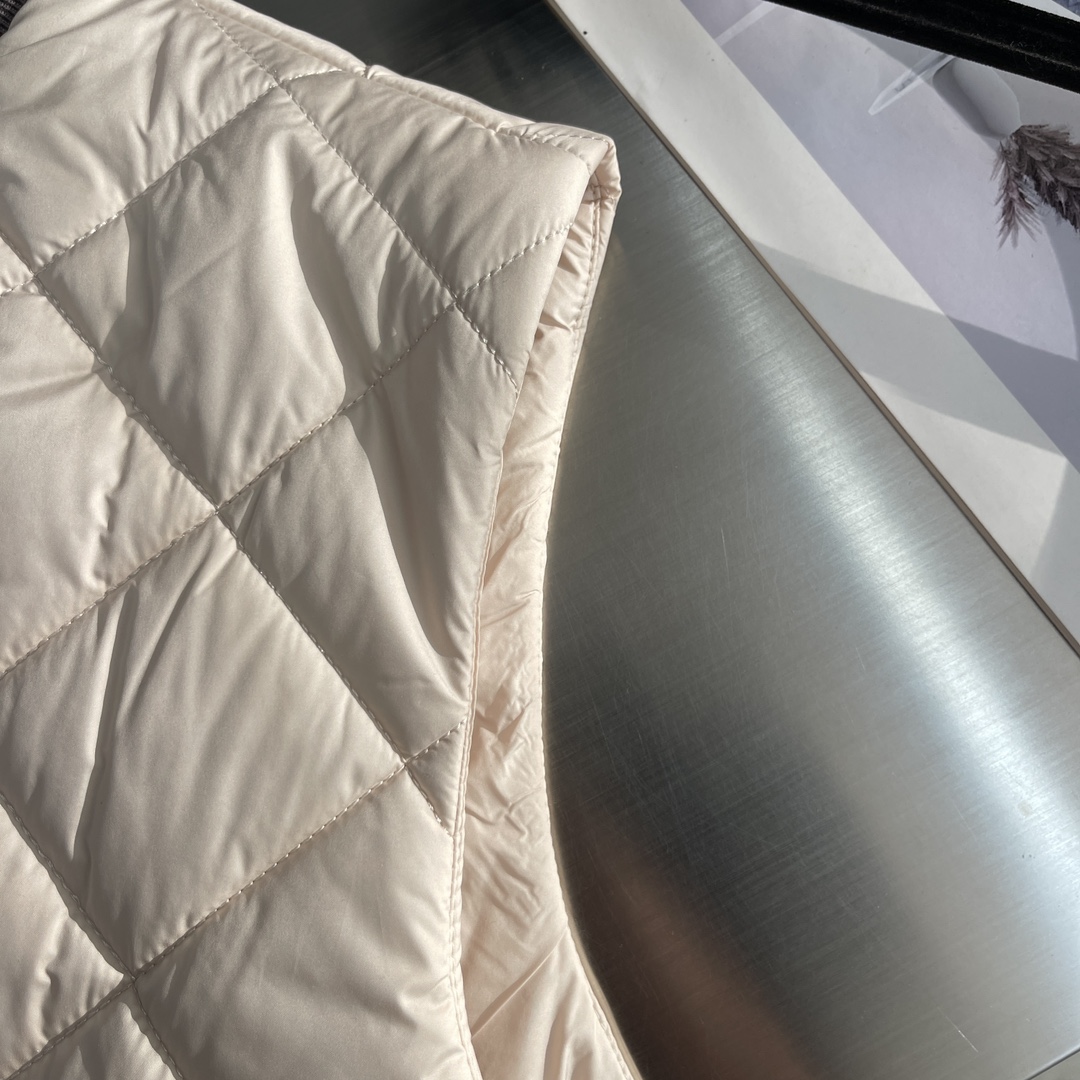 -Loro Piana 新款马甲，这款 AmPay马甲采用结合lP🆕 标志性 Wind 微纤维和Wish