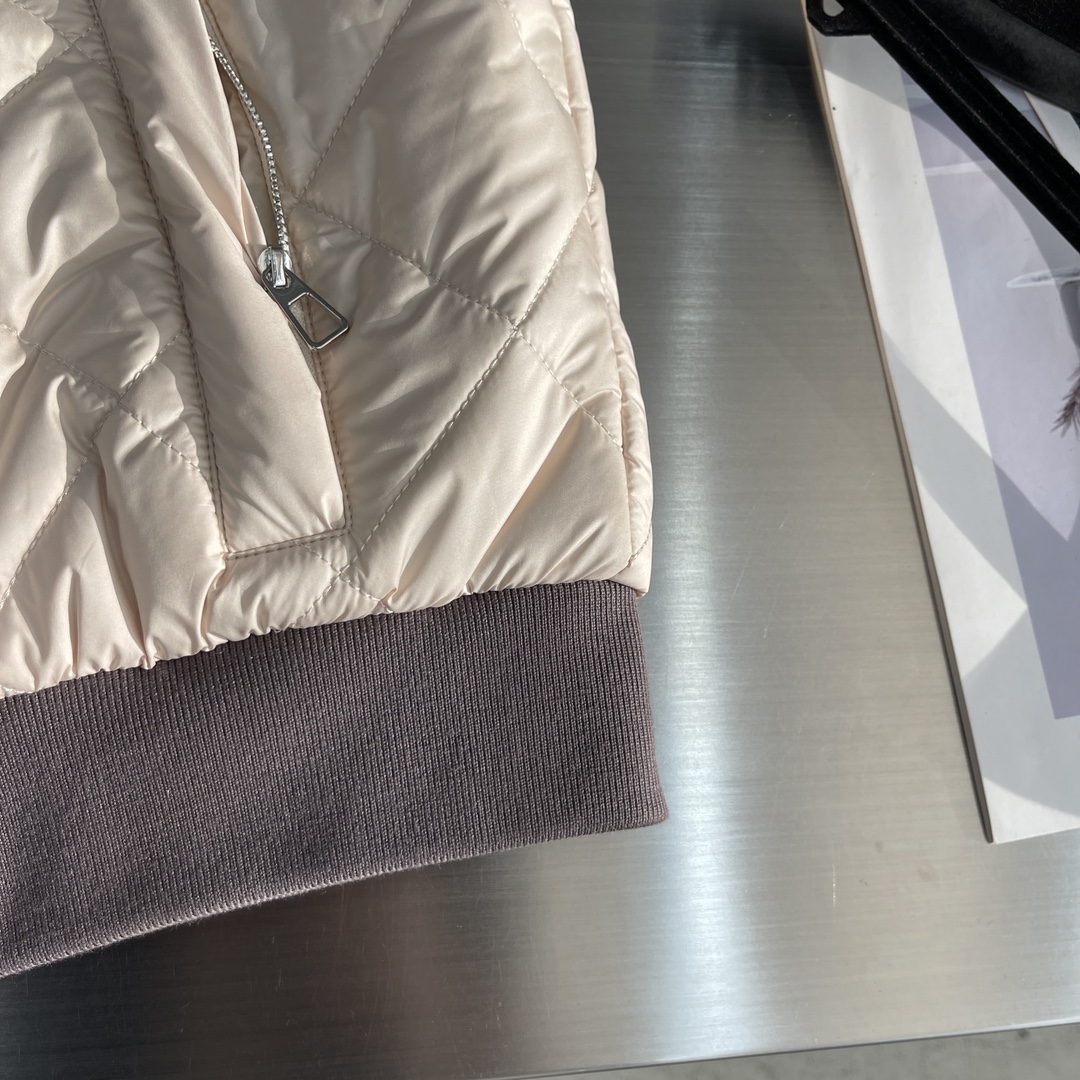 -Loro Piana 新款马甲，这款 AmPay马甲采用结合lP🆕 标志性 Wind 微纤维和Wish