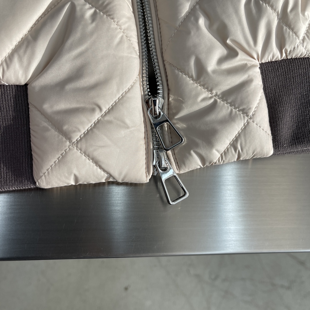 -Loro Piana 新款马甲，这款 AmPay马甲采用结合lP🆕 标志性 Wind 微纤维和Wish