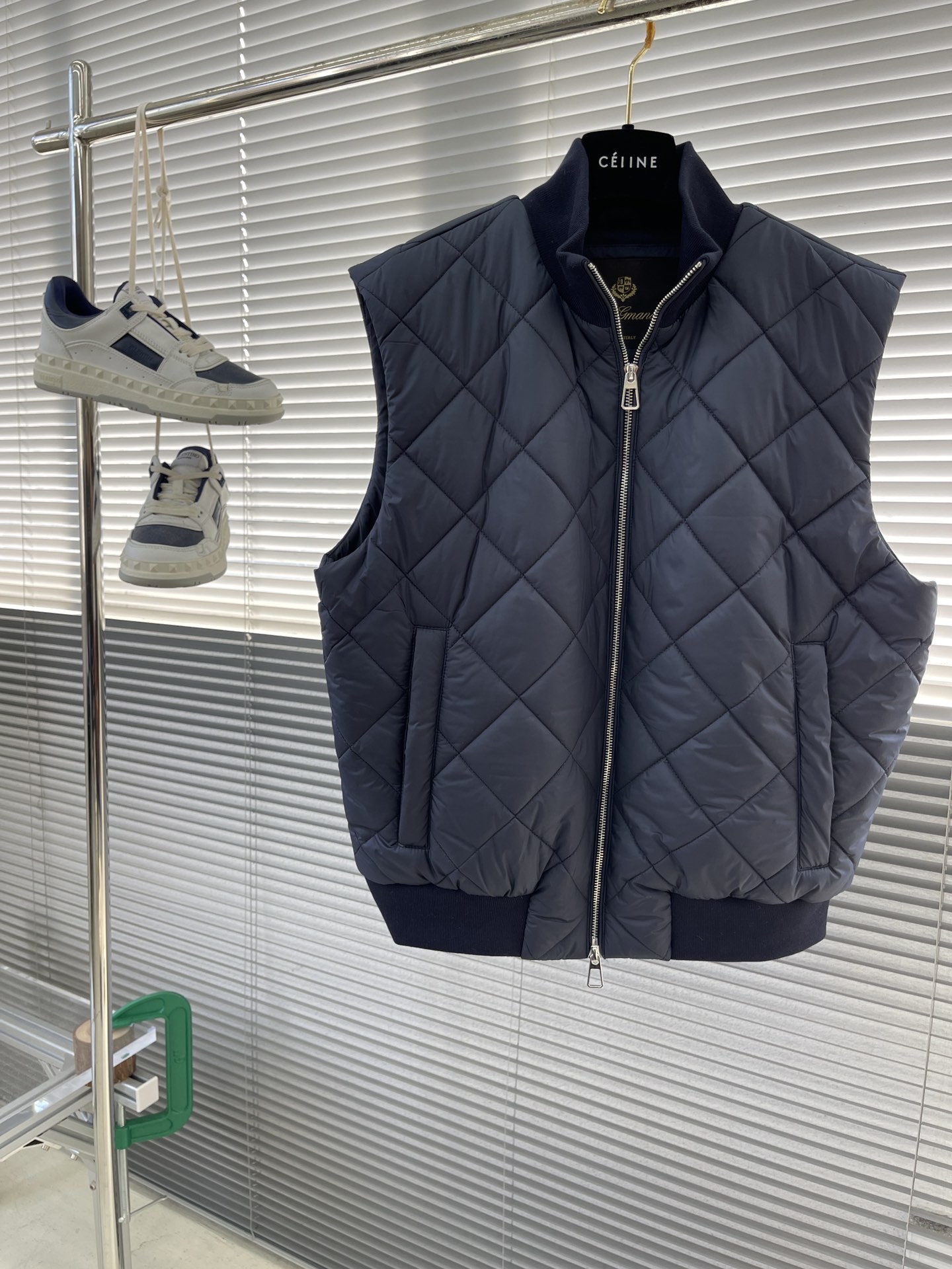 -Loro Piana 新款马甲，这款 AmPay马甲采用结合lP🆕 标志性 Wind 微纤维和Wish