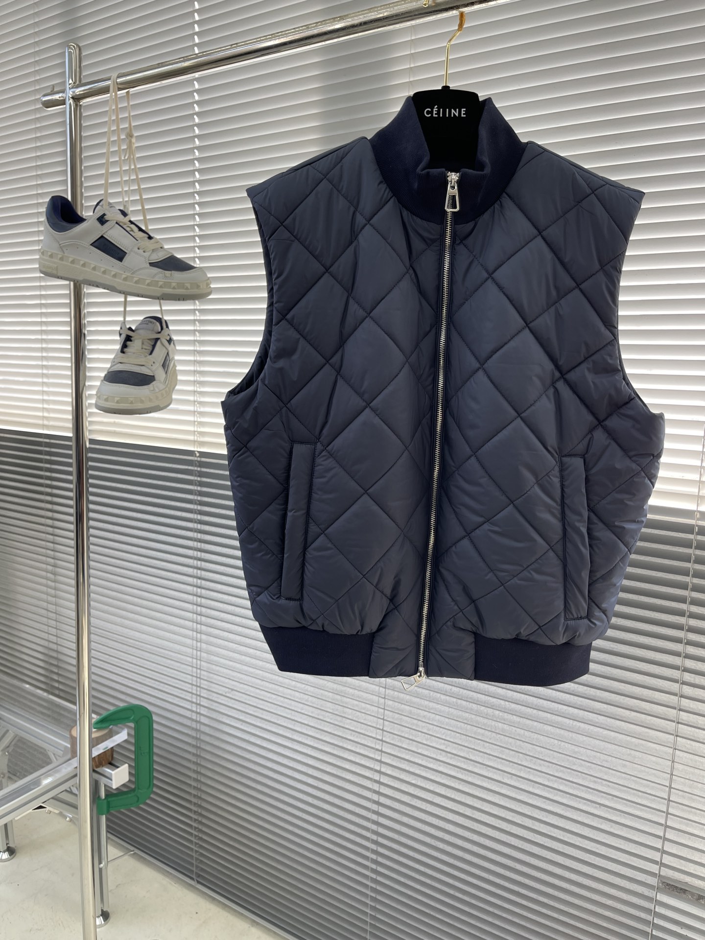 -Loro Piana 新款马甲，这款 AmPay马甲采用结合lP🆕 标志性 Wind 微纤维和Wish