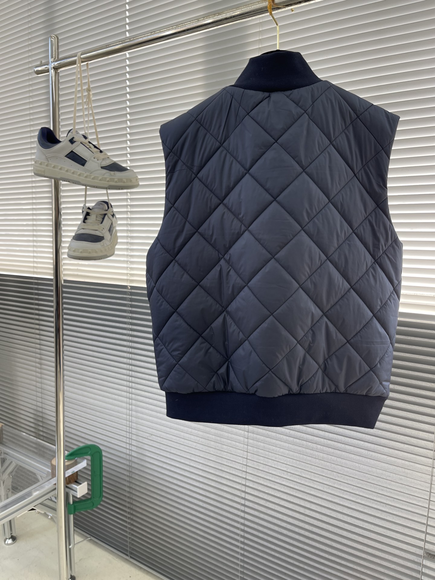 -Loro Piana 新款马甲，这款 AmPay马甲采用结合lP🆕 标志性 Wind 微纤维和Wish