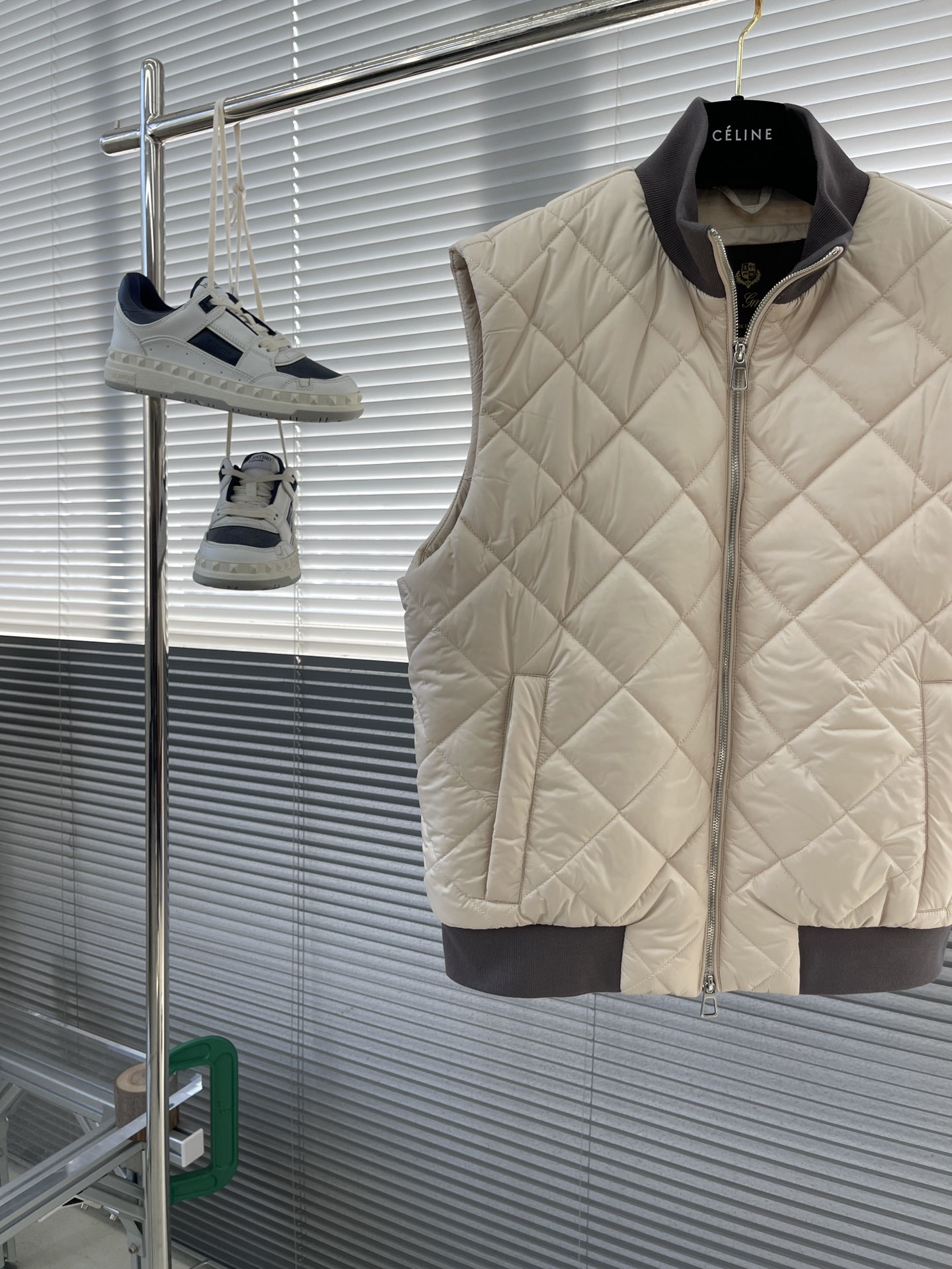 -Loro Piana 新款马甲，这款 AmPay马甲采用结合lP🆕 标志性 Wind 微纤维和Wish