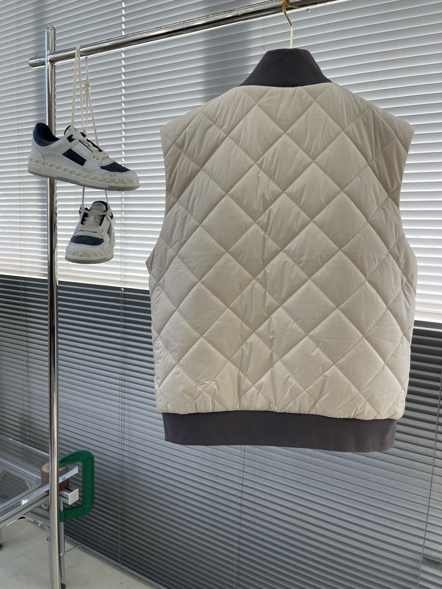 -Loro Piana 新款马甲，这款 AmPay马甲采用结合lP🆕 标志性 Wind 微纤维和Wish