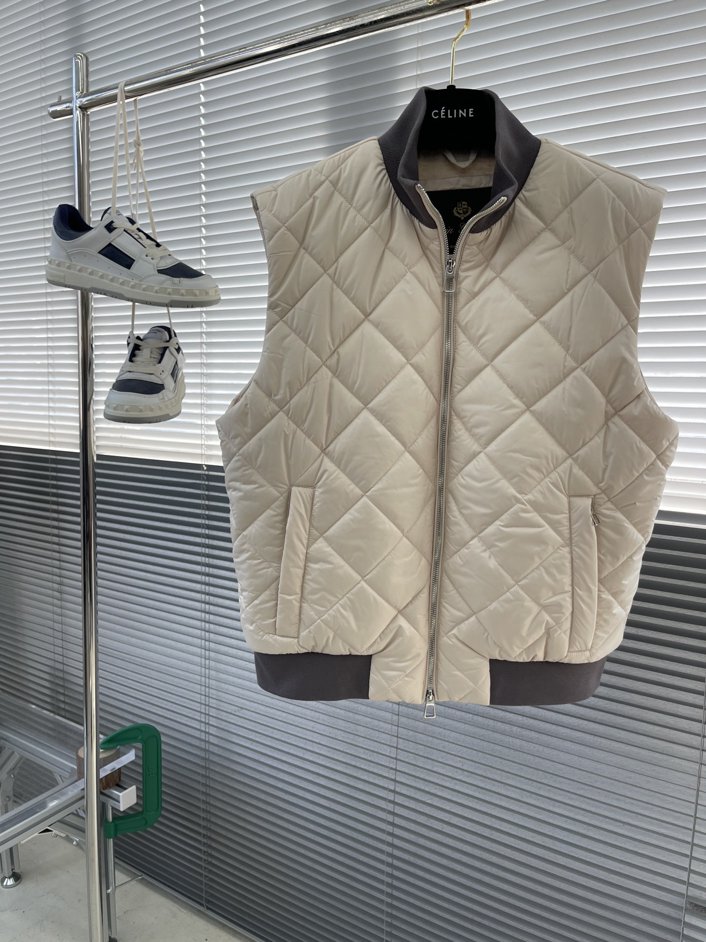 -Loro Piana 新款马甲，这款 AmPay马甲采用结合lP🆕 标志性 Wind 微纤维和Wish