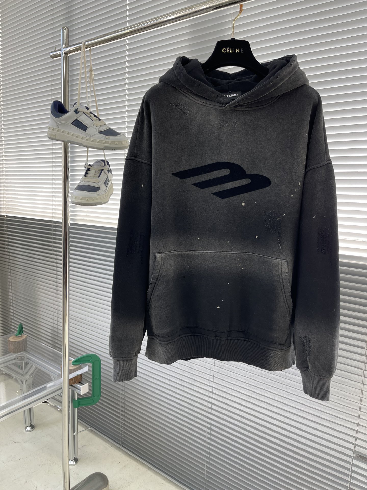 NO:952816,(S/1) -Balenciag's new hooded plus fleece sweatshirt. Exclusively released. The fabric is made of high-quality cotton sweatshirt. It is sprayed with stir-fried salt and washed with water to make it look old. It is heavily worn and frayed. The old splash ink print is a new concept design. Fashionistas must win! Same style for men and women. Sizes S-XL, balenciaga, hoodie, sweatshirts, hats,19860909（S/1） -Balenciag 新款连帽加绒卫衣 爆款独家上新 面料采用优质全棉大卫衣成衣喷马骝炒盐洗水做旧 重工磨破工艺 做旧泼墨印花很绝的一款全新概念设计 时尚潮人必拿下! 男女同款 尺码S-XL,,balenciaga,hoodie,sweatshirts,hats,,Men's clothing