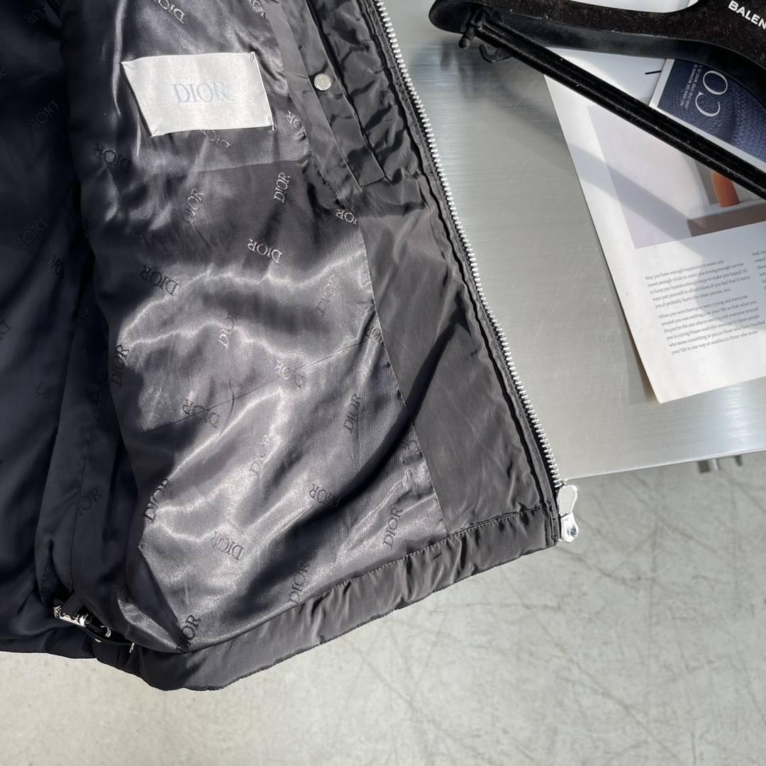 -Dio 新款藤格纹夹克这款藤格纹夹克重新演绎Dio 的经典图案。采用黑色科技面料精心制作，通体饰以绗缝