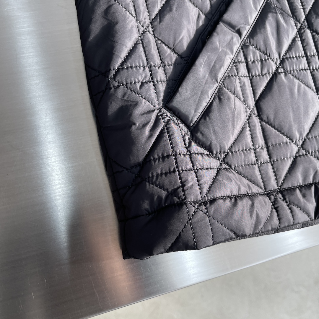 -Dio 新款藤格纹夹克这款藤格纹夹克重新演绎Dio 的经典图案。采用黑色科技面料精心制作，通体饰以绗缝