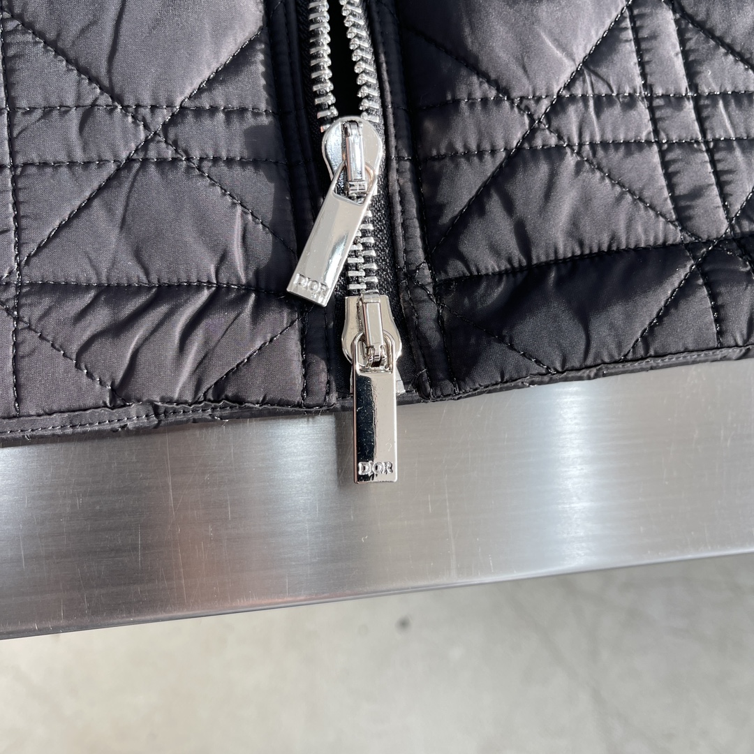 -Dio 新款藤格纹夹克这款藤格纹夹克重新演绎Dio 的经典图案。采用黑色科技面料精心制作，通体饰以绗缝