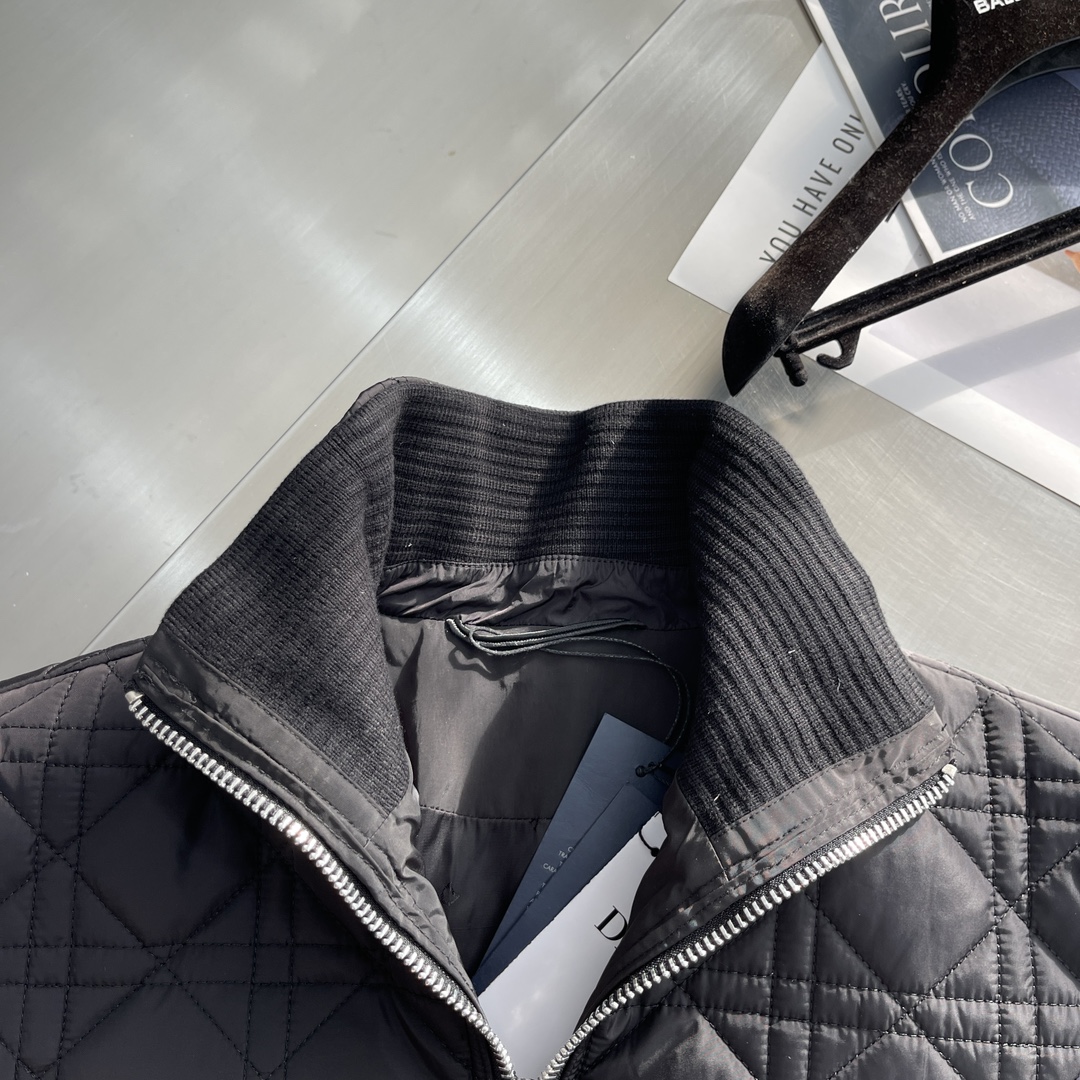 -Dio 新款藤格纹夹克这款藤格纹夹克重新演绎Dio 的经典图案。采用黑色科技面料精心制作，通体饰以绗缝