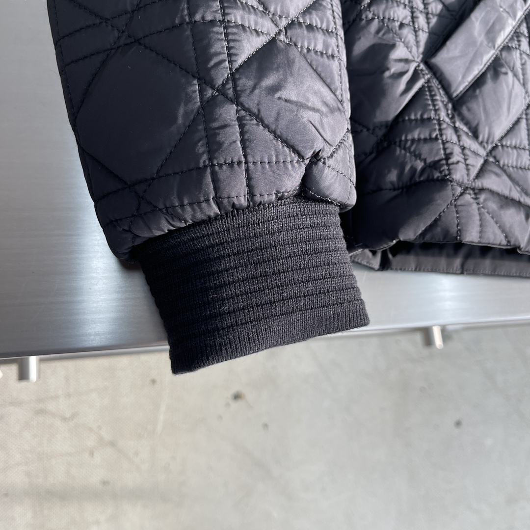 -Dio 新款藤格纹夹克这款藤格纹夹克重新演绎Dio 的经典图案。采用黑色科技面料精心制作，通体饰以绗缝