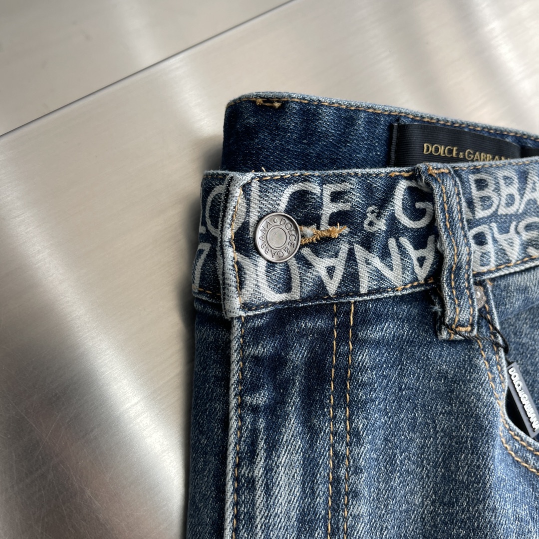 Dolce & Gabbana Men's Denim Jeans with Metal Logo Plaque - Slim Fit 5 i1734338804 2795 2