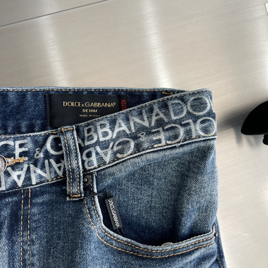 Dolce & Gabbana Men's Denim Jeans with Metal Logo Plaque - Slim Fit 4 i1734338804 6389 3