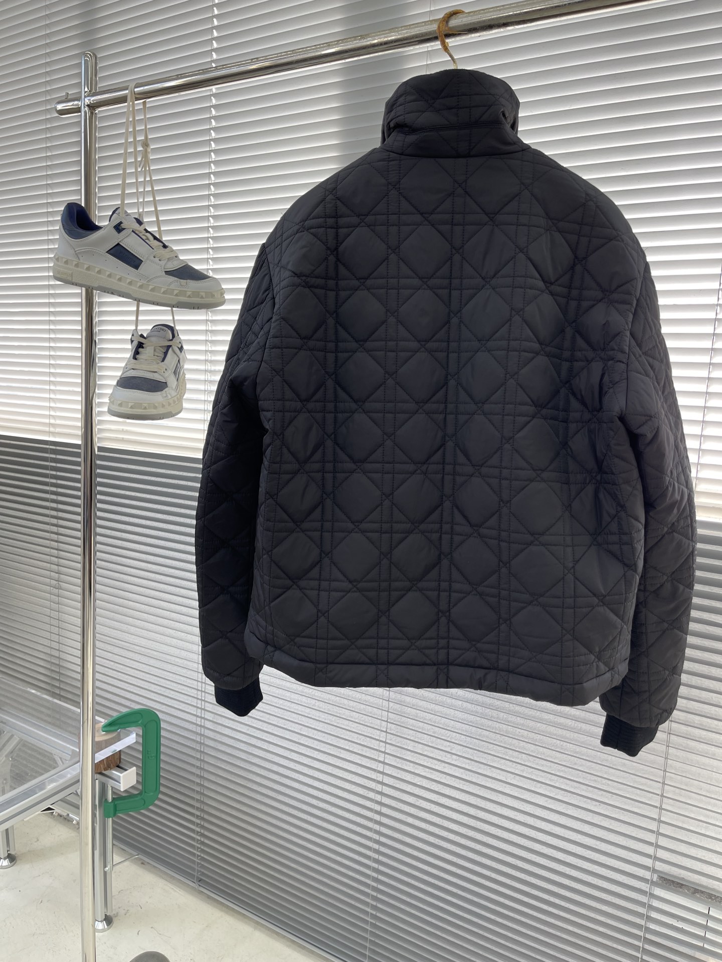 -Dio 新款藤格纹夹克这款藤格纹夹克重新演绎Dio 的经典图案。采用黑色科技面料精心制作，通体饰以绗缝